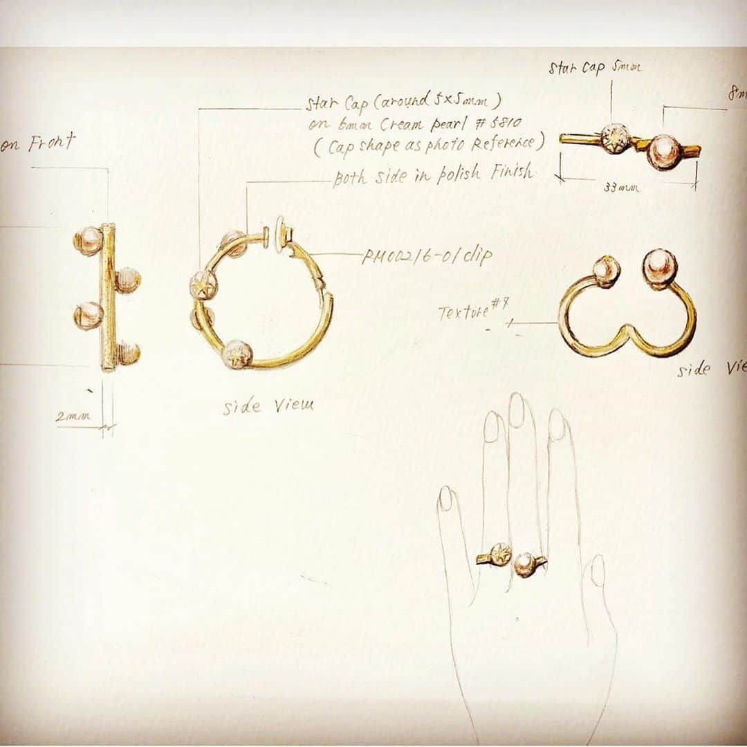 アンミカさんのインスタグラム写真 - (アンミカInstagram)「昨日、グロッセ　@grossejapan  公式オンラインショップで先行発売スタートした 【Grossé x Ahn Mika Collaboration Jewelry 】💍  白いシャツにさりげなく、カジュアルな装いからIZAというときのドレスアップまで、幅広く使いやすく大活躍しながらも、ありそうでないジュエリーが出来ました✨✨☺️  私が手書きしたデザイン画も載せてみました🖌  8方位の魔を除ける8スターや、陰陽のバランスを意識して、全てのジュエリーが鏡面とレーシーな両面使いだったり、ひっくり返っても素敵なデザインばかりです✨✨  是非、グロッセの公式ホームページをご覧下さいませ❤️ ↓↓↓ https://www.grosse-onlineshop.com/  #グラミー賞公式ジュエリーで23K6層コーティングの輝きが100年以上続く！ #胸元にジュエリーがあると姿勢が良くなるしリングを付けると手元の所作が美しくなる💍 #コラボジュエリーをお求めの先着15名様にサイン入り著書をプレゼント📕✨ #全国のグロッセショップでの発売は11/11（木）スタートです✨✨ @grossejapan @kazuyoshi_shimomura」11月5日 14時52分 - ahnmikaofficial