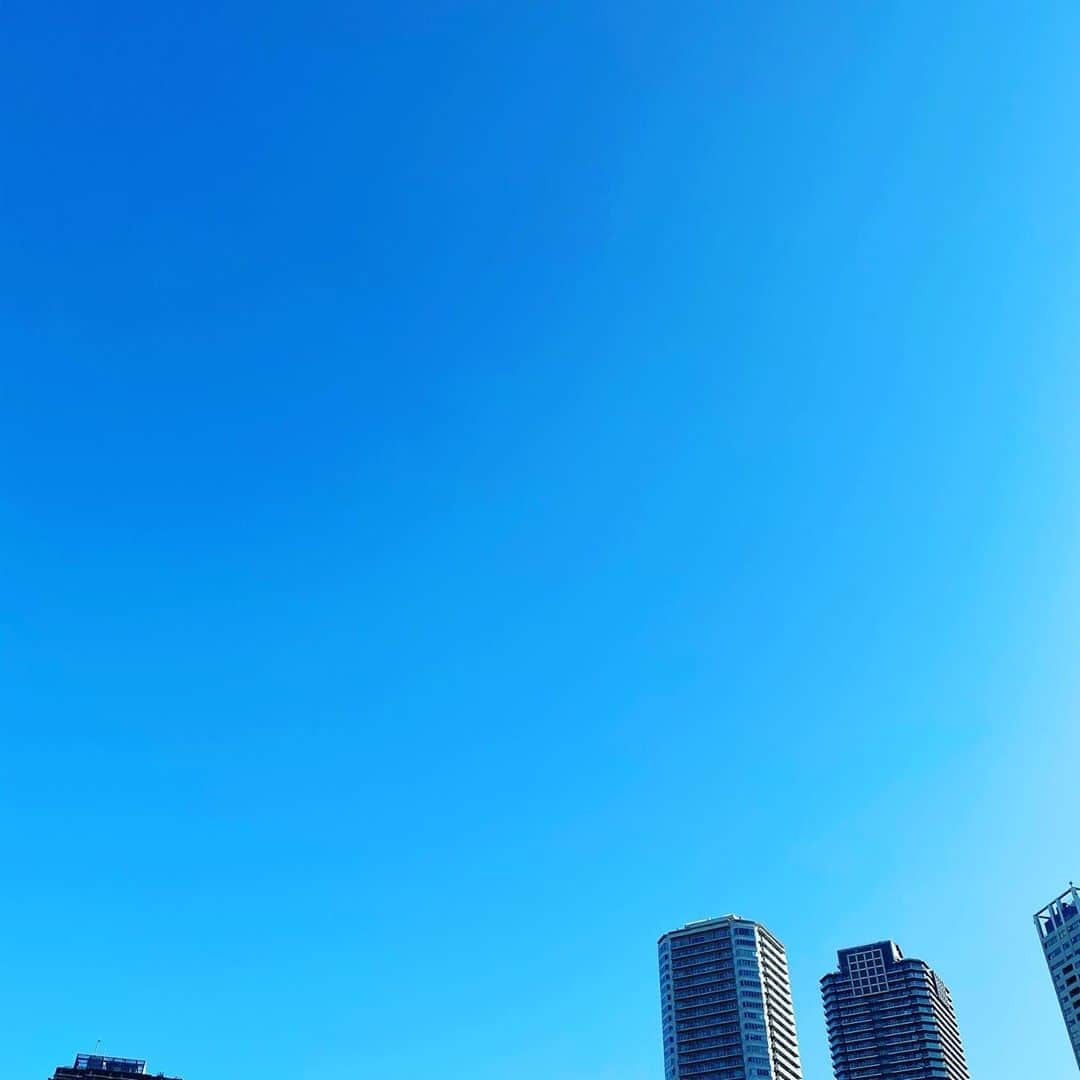 ISEKIのインスタグラム：「おはよー☀️ 本日はまた別のある撮影を しております✨😊  まだ先にはなりますが 良い報告ができると思いますので お楽しみに✨  それにしても 良い天気だ🌇  ではね✨」