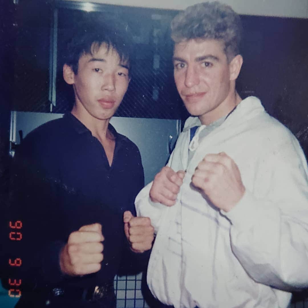 武蔵のインスタグラム：「"ハリケーン"と呼ばれた故ピーター・スミットさんとの写真。  正道会館全日本大会に参戦してきた時に撮ってもらった。  メチャクチャ格好良かったな～✨   キックの帝王ロブ・カーマンとの死闘を思い出します！  この頃俺は18歳位。  空手に入門したばかり。幼い😅  #武蔵 #ピータースミット  #petersmit #空手  #karate  #kickboxing #rip  #tbt」