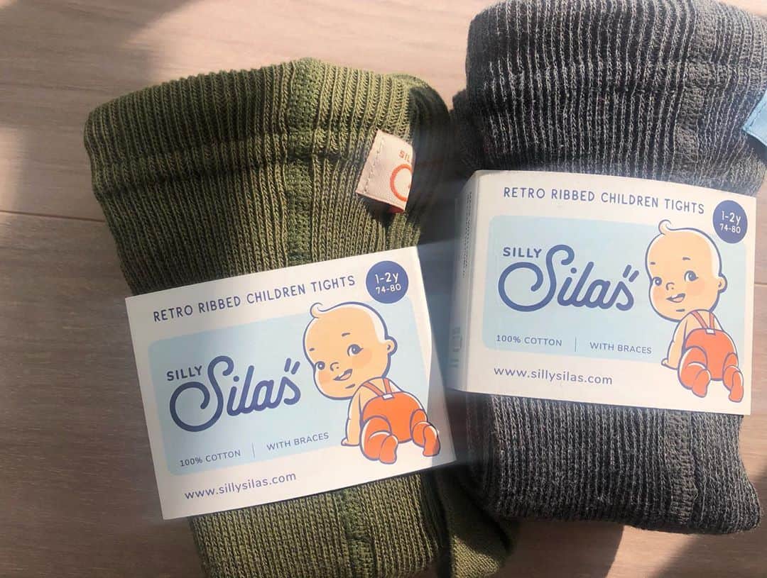 のインスタグラム：「毎日はいはいマンな娘👶 そんな娘に欠かせないSILLY Silasのタイツ。 みんなに何足持ってるの？🤣と言われるぐらい登場回数多めです。 肌触りもよく何にでも合わせやすいので6色ぐらい持ってます🤣  最近はハイハイ激しめ&すぐつかまり立ちするので　目が離せませんー👀👁👀👁   #sillysilas #sillysilas_kidsclothing #シリーサイラス #生後9か月 #はいはい #つかまりだち #babygirl」