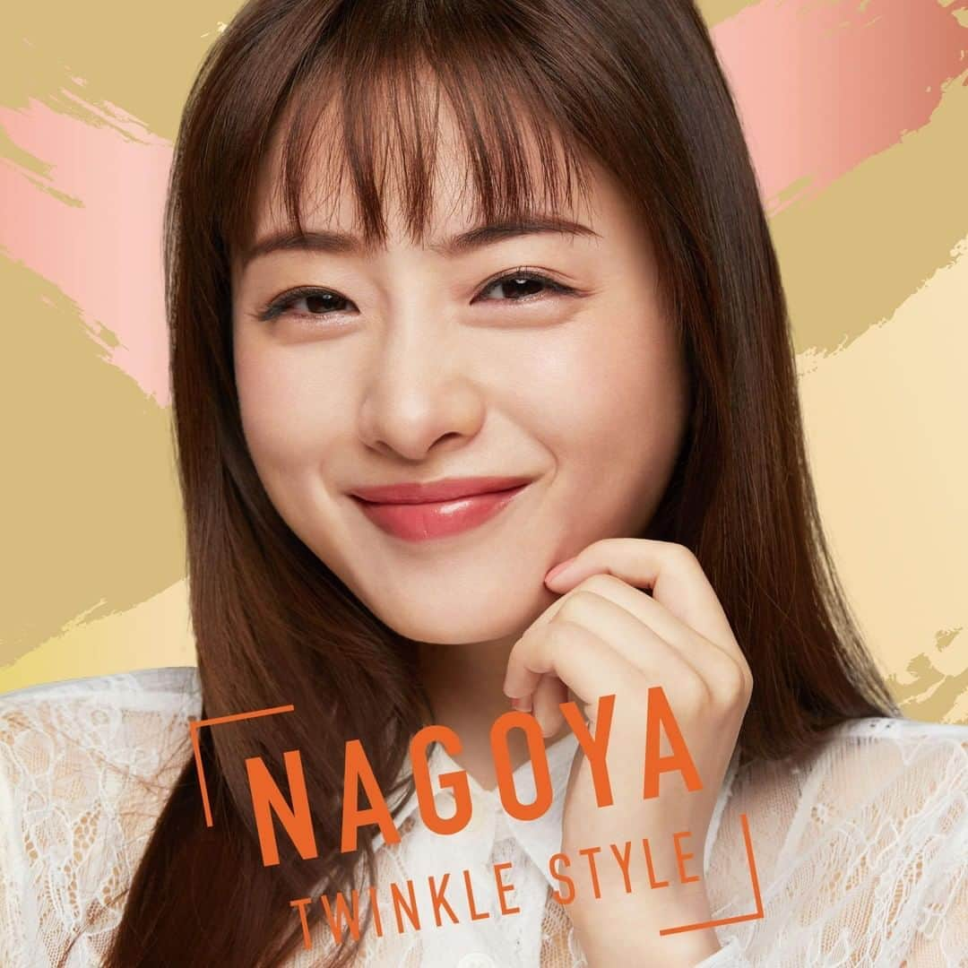 AUBE オーブ 公式のインスタグラム：「【石原さとみさん×トゥインクルスタイル】⠀ ――NAGOYA TWINKLE STYLE――⠀ 繊細さと大胆さを併せ持つ⠀ 名古屋城をイメージしたメイクスタイル⠀ ⠀ 11月新発売のタイムレスカラーリップ6色を⠀ 使った新メイクパターンは、⠀ 日本の都市からインスパイアされたもの。⠀ ⠀ メイクパターンは全6種。1日1種ずつ⠀ 投稿しますので、⠀ 好きなメイクをいいねで教えてね！⠀ ⠀ あなたはどんなメイクでこの冬を過ごしますか？⠀ ⠀ ＜石原さとみさん使用色＞⠀ ★タイムレスカラーリップ　04 スモーキーピンク⠀ ★ブラシひと塗りシャドウN　SC02 シースルーベージュ⠀ ★ブラシひと塗りチーク　02 ピーチ⠀ ★見たまま塗るだけアイブロウコンパクト　BR812⠀ ⠀ #AUBE #オーブ #タイムレスカラーリップ #幸せリップ #石原さとみ #新商品 #新発売 #新作情報 #新作コスメ #新作コスメ2020 #新作リップ #時短メイク #マスクメイク #時短コスメ #リップ #口紅 #リモートメイク #リップメイク #テレワークメイク #お仕事メイク #おすすめリップ #ナチュラルメイク #デートメイク #コスメ紹介 #秋コスメ #秋メイク #秋リップ #色持ち #コスメ好き #10秒シャドウ」