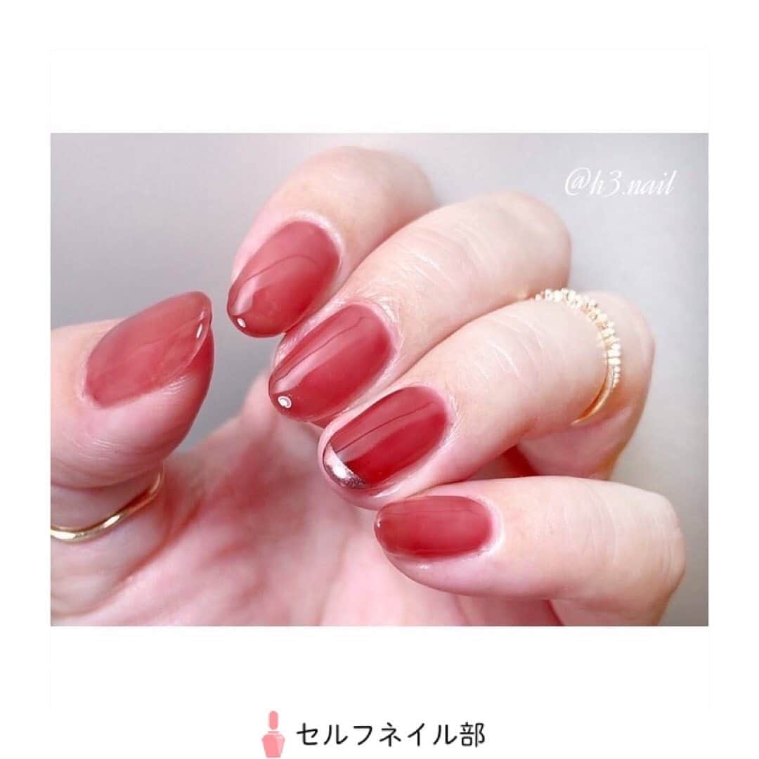 セルフネイル部 公式アカウントのインスタグラム：「(@h3.nail)さんの、﻿ 「うる艶ワンカラーネイル」を紹介します💅﻿ ▶︎2枚目動画です💐 ﻿ 〜やり方〜﻿ ①イロジェルA33(クリアアガット)をすべての指に3度塗りする。﻿ ②薬指にノンワイプのクリアジェルを塗布して硬化する。﻿ ③薬指の爪先に丸型のマスキングテープを貼り、マジックパウダーペンをスリスリする。﻿ ④全ての指にトップジェルを塗布し完成。﻿ ﻿ 〜使う物〜﻿ ▪️ネイルタウン▪️﻿ ☑︎イロジェルA33(クリアアガット)﻿ ☑︎マジックパウダーペン(タイプE)﻿ ☑︎グロッシートップジェル﻿ ﻿ ▪️HOMEI ▪️﻿ ☑︎ウィークリージェル WG0(clear)﻿ ﻿ ▪️Seria▪️﻿ ☑︎マスキングテープ﻿ ﻿ 〜ポイント〜﻿ ワンカラーネイルのポイントに今年人気のミラーネイルをプラスしました。ミラーパウダーはペン型を使うと、飛び散ったりせず簡単で時短です！﻿ ﻿ 《セルフネイル部プロデューサー高橋からのコメント💅》﻿ ワンポイントのシンプルさが素敵です💐カラーも絶妙〜です🥰  #ネイル#ジェルネイル#ジェル#セルフネイル#セルフネイル部#セルフジェルネイル#セルフジェル#マニキュア#ポリッシュ#ネイルアート#セルフジェルネイル部#ほぼ100均ネイル#ネイルシール#100均ネイル#美甲#셀프네일#ポリッシュネイル #nail#polish#selfnail#nailpolish#nails#japannail#nailart#instanail」