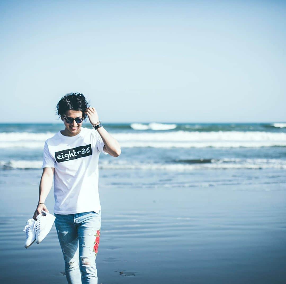 のインスタグラム：「懐かしい(^^) 自分でロゴTシャツを作って、販売してた時期があったなぁ！  東京に上京した最初の年に世界大会でインドに行ったんだけど🇮🇳 世界各国から代表が集まって個性的で衝撃だったのを覚えてる！  でも1番の衝撃はインドの貧富の差や現地の現状だった！  デリーの空港に着いてすぐに黄色の空気が見えて👀 「これは身体に良くないからあまり吸わないで。」と言われ、  小さい赤ちゃんが砂利道に敷物1枚の上に寝ている。  車両も沢山通り、砂埃も凄まじく、危険とも隣り合わせ。  僕たちが乗っていた車が止まる度に、 車を拭きにきたり、食べ物を持ってきたり、 生きる為に仕事を見つけて自分で行動していた。  蛇口をひねっても水は飲めない。  インド門に行った時に少年に1番なにが欲しい？ってきいたら、 「美味しい水が飲みたい。」 って言ってたのを鮮明に覚えてる！  それから日本に帰りとりあえず行動してみた🇯🇵  それが自分でTシャツを作って、 売れた枚数分おいしい水をインドに送るというものでした🇮🇳  当時は全てが思いつきでなにもかも自分でやって振込方法も商品を送る方法も全て行き当たりばったりという感じだった。  それでも 白50枚+黒50枚=計100枚 完売することが出来た。  インドの知り合いに100本送ったら喜んで配ってくれた。  皆さんのおかげです！本当にありがとうございます😊  あれから3年、もっと俺には出来る事がある！と感じている！  27歳で念願のCafe&BarををOPENし、もう4ヶ月！  色々言ってくる人もいるけど、俺は本気でやってます！  0から1にするのってほんとに努力が必要で、 でもそれは行動したものにしかわからない特別な部分！  文句言いたい人は言っても良いと思うけど、時々は応援してみて？  そうすると自分の見てる景色も変わると思うよ。  今、身近な存在で自分がやりたかったことを叶えようとしている人がいて、歳月を経てもう少しのところまで来ている！  そういう人って凄く魅力的でパワーがあるんだよね。  俺もそういう人であり続けたいからもっと努力します。  ということで「明日は明日の風が吹く」 今日も笑顔で頑張っていきましょーー！✨」