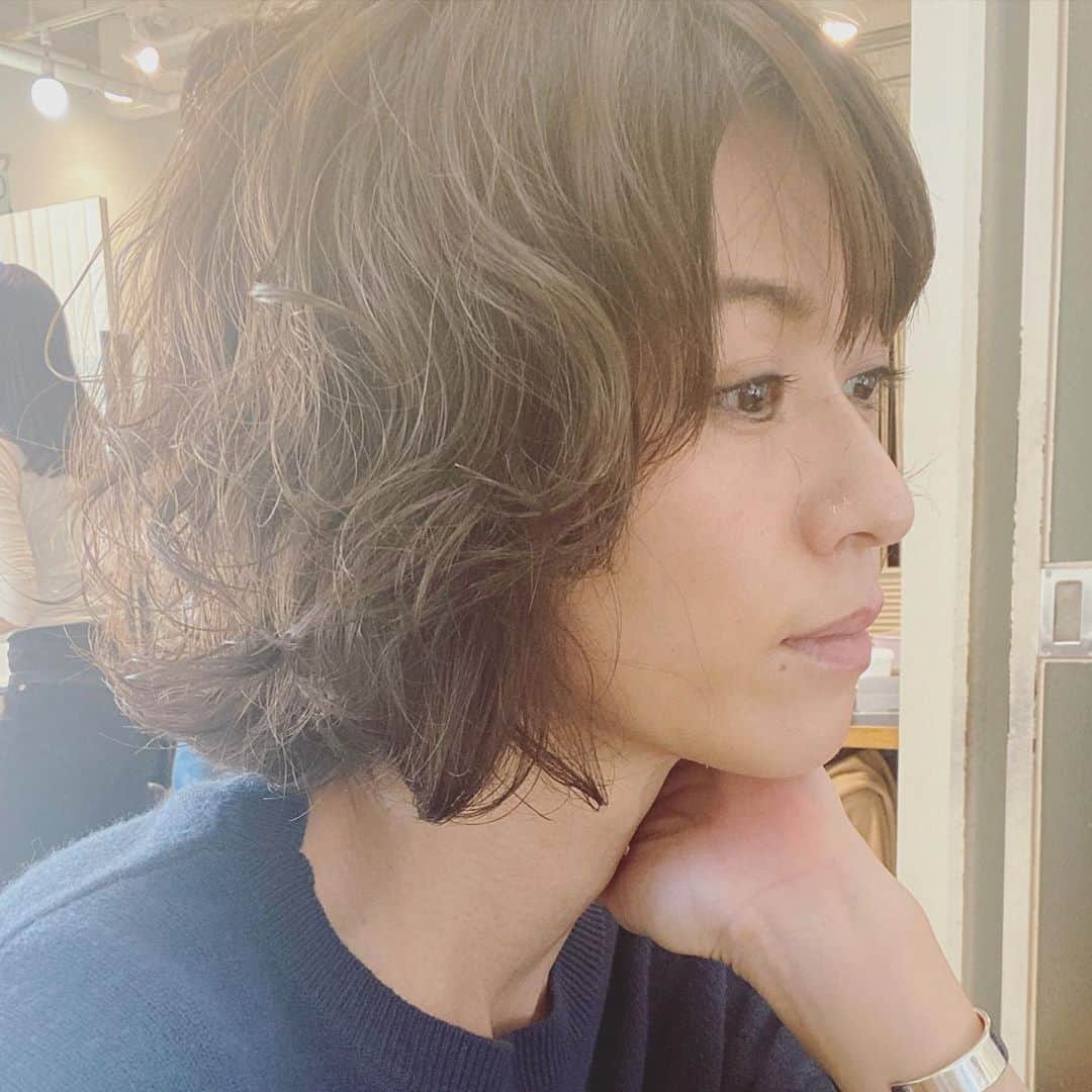 畑野ひろ子のインスタグラム：「@roraima.daikanyama へ。 絶妙なカラーにしてもらいました。 エアウェーブの柔らかさが引き立つカラー😆」