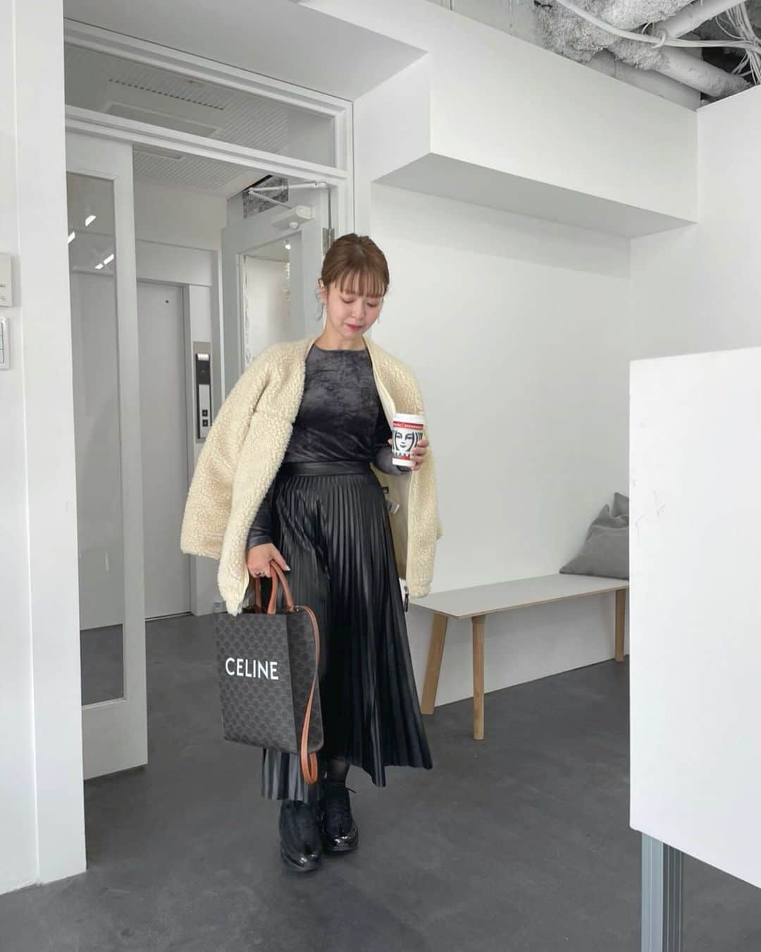 北岡りえのインスタグラム：「寒くなってきてマフラーするべきか毎朝悩む最近です。腹巻も気になる🐒  そして昨日お問い合わせ沢山いただいた レザースカートはもうすぐ発売予定の　@seah_maisonatelier ♡ pop upにも登場します。  ボアコートは @stylings_official × @firstdown_official  びっくり軽い〜🐏」
