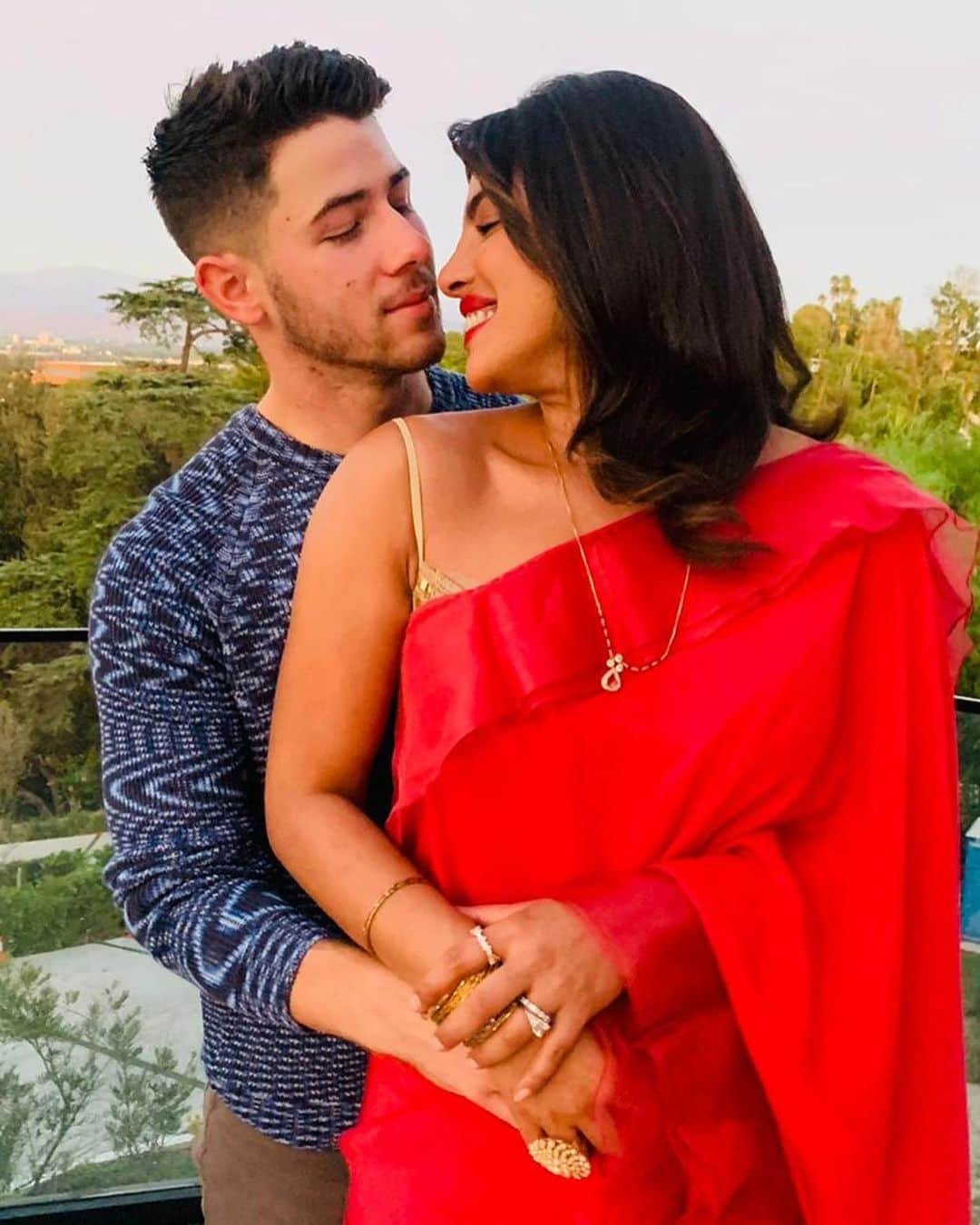 ニック・ジョナスさんのインスタグラム写真 - (ニック・ジョナスInstagram)「Happy Karva Chauth everyone. Blessed to have my beautiful wife home.」11月5日 15時09分 - nickjonas