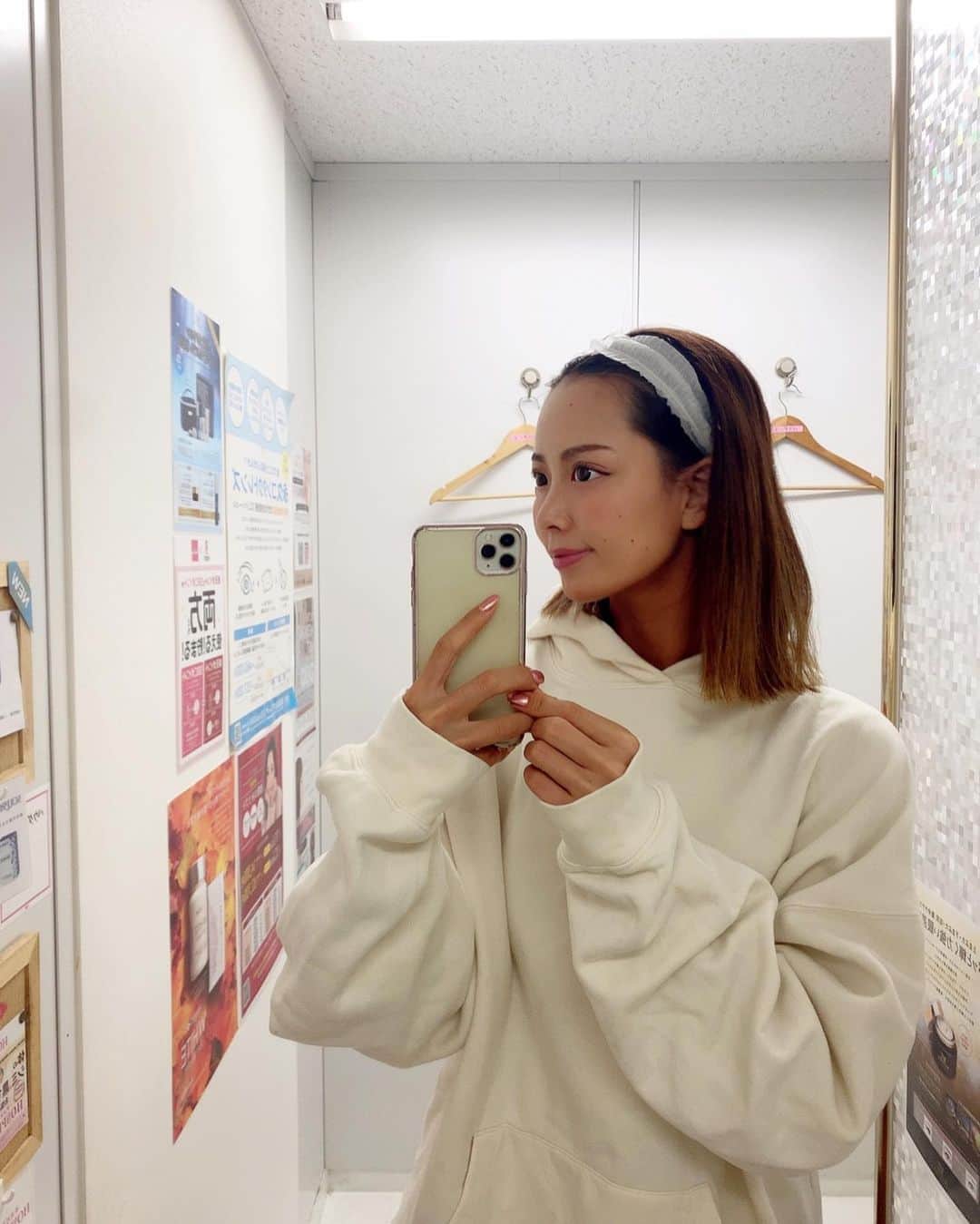 さーたんさんのインスタグラム写真 - (さーたんInstagram)「* * * 昨日のお話💖 @ikebukuro.west_sbc で ブラックピール ウルトラリフトダブルHIFU ベビースキン やっていただきました💆‍♀️✨ * ブラックピールはまじでつるっつるぴっかぴか 毛穴も綺麗になります🥺👏 ベビースキンはうるうるのお肌に🥰💖 医療って効果すごいわかるから嬉しなるぅ❣️ * ハイフは👦🏽にも毎度 「むっちゃ変わった‼️」 「またやっておいで‼️」 「次いつやるの？」←失礼wwww 言われるくらい。笑 糸が怖いわたしにはハイフがちょうどいい🤣🙏❤️ * もう30歳やからって諦めたくないし まだ30歳やからって言うてたらすぐ年取るし できる時にできることやらなきゃね💄🎀💆‍♀️✨ * * * #湘南美容外科 #湘南美容クリニック #湘南 #美容 #整形 #クイックコスメティークダブル #二重 #埋没 #ベビースキン #ブラックピール #ハイフ #ウルトラリフトダブル #小顔」11月5日 15時10分 - saachi_10