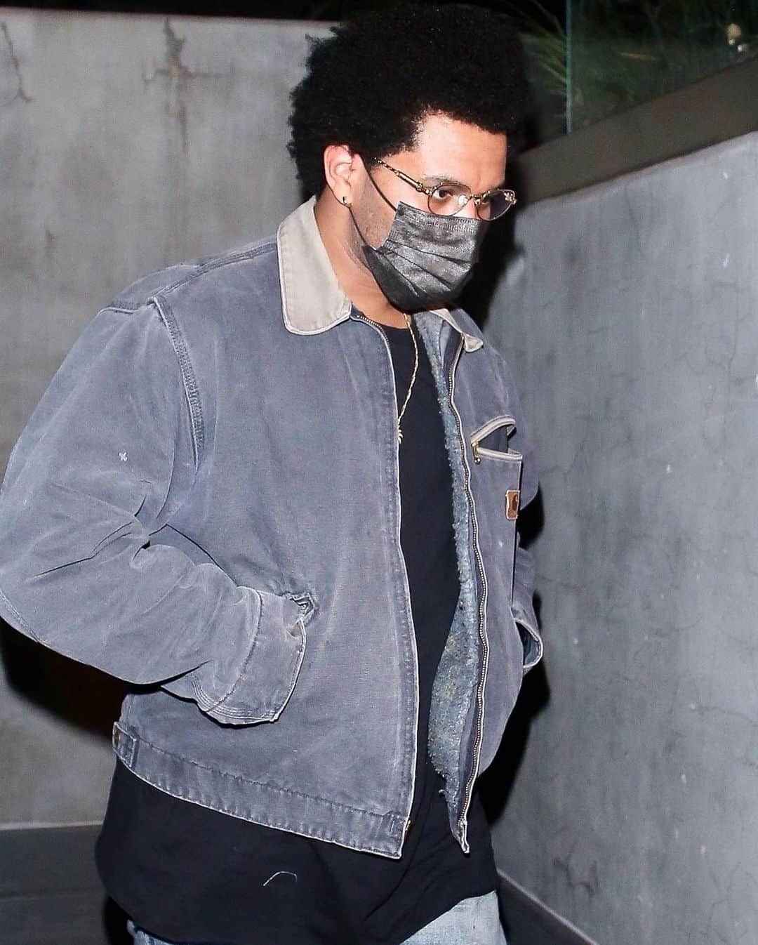 Just Jaredさんのインスタグラム写真 - (Just JaredInstagram)「@theweeknd stays safe in a face mask as he heads home after dinner with friends in WeHo.  #TheWeeknd Photos: Backgrid」11月5日 15時11分 - justjared