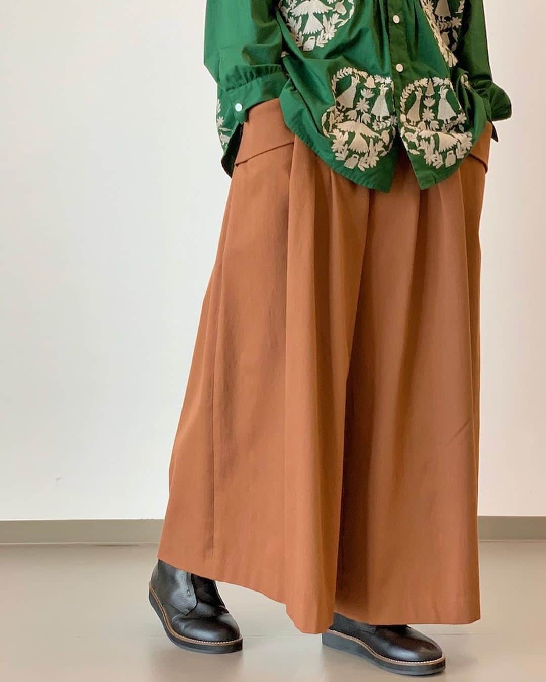 ネ・ネットのインスタグラム：「■DOUBLE CLOTH﻿ たっぷりとした分量感で、スカートにも見えるワイドパンツ。 シンプルなニットを合わせたり、デザイントップスと合わせたり、どんなトップスでもコーディネートが決まる便利なアイテム。 フラップやタックが目線を上に上げてくれるので、スタイルアップにも効果的。 ストレッチ性のあるテンセルレーヨンの生地は、シワになりにくくイージーケアを実現。季節をまたいで活躍する素材です。 ﻿ ﻿ #ネネット #nenet #新作 #new #autumn #winter #2020 #collection #fashion #tokyo」