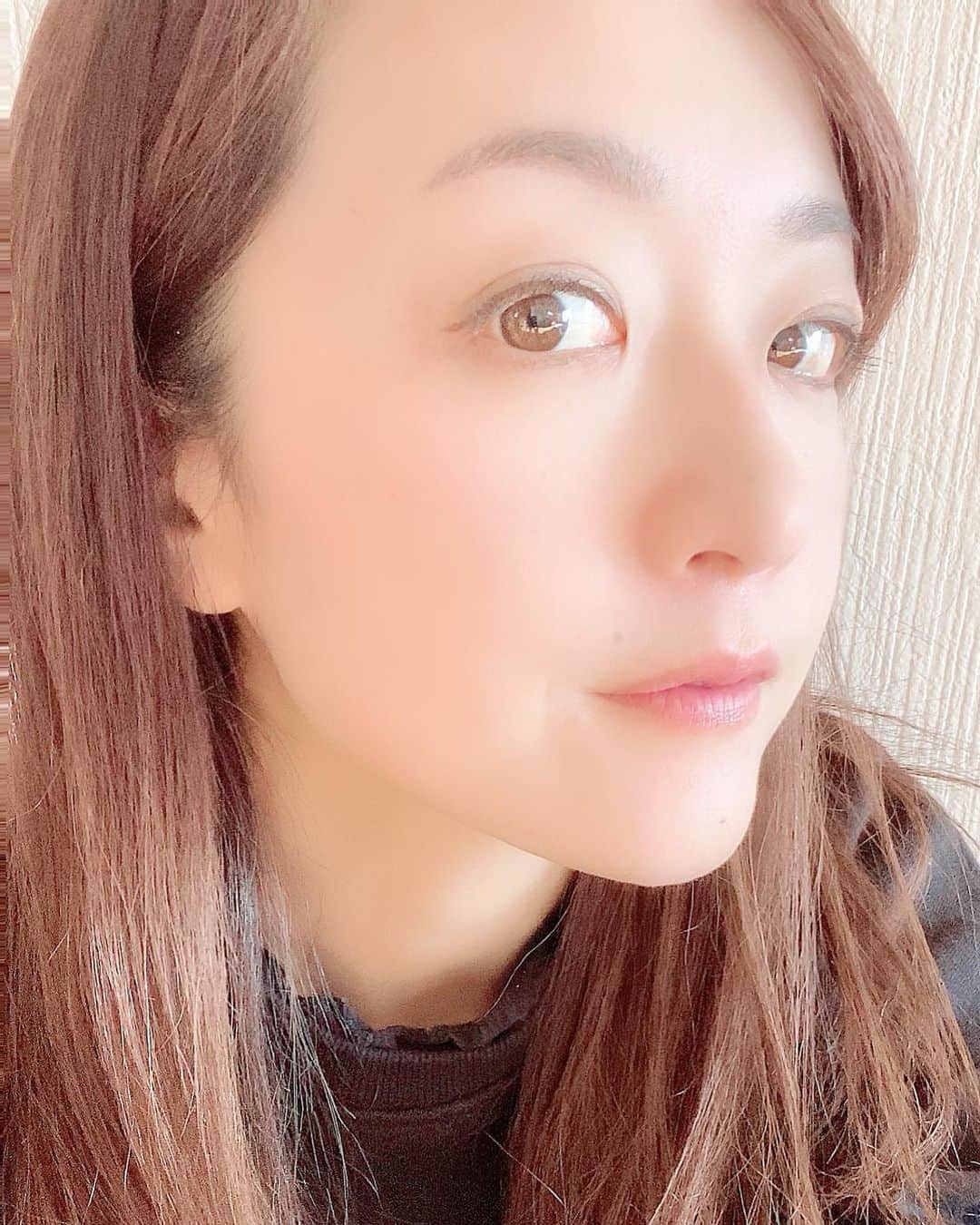 蒼井里紗のインスタグラム：「写真加工しすぎだけど、  フェイシャルエステの勉強中の、 高校時代の友だちに、 施術してもらった❤︎ サッカー観戦でおひさまにも晒しまくりで悩みだらけのお肌ですが、 今日はもっちりすべすべ！ かなりいい感じだよ。  みっちゃん有難う〜  #3人育児  #母の休息  #フェイシャルエステ  #wamiles  #サカママ」