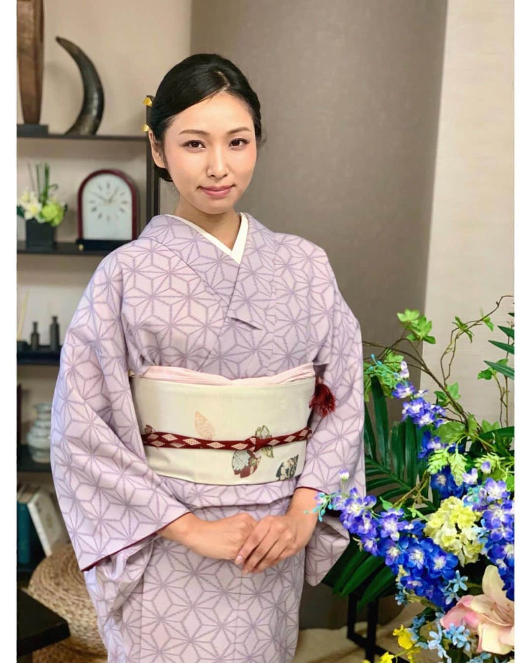 のインスタグラム：「小林製薬さんのサプリメントのTV CMのメインを務めました📺✨ お着物も2種類着させていただき、3本収録しました👘 少し自分のイメージと離れた演技もあり、私にとってお勉強させていただいた現場でもあります。 . . 素敵なお着物が着られてとても嬉しいです🥰 撮影は大阪だったのですが、宿泊していたホテルが北新地のど真ん中だったので お着物での移動が馴染んでいました🌹笑 #司会 #mc #モデル #model #リポ ーター #ナレーター #reporter #ナレーション #スポーツmc  #イベント #イベントmc #神戸麻衣 #キャスター #tvcm #cm #小林製薬」