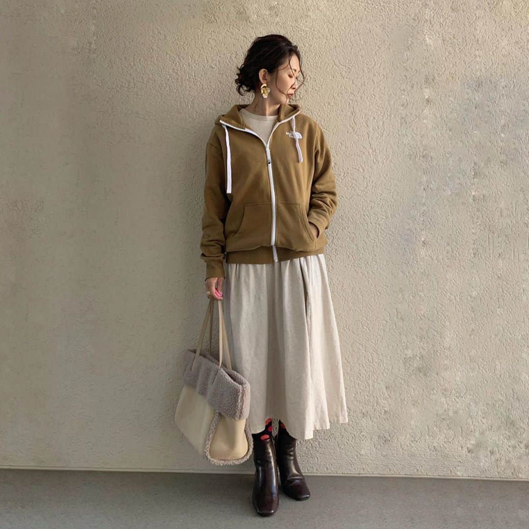 のインスタグラム：「今日は幼稚園の委員会行ってきました💪 明日は　幼稚園の用事❗️ その後の夜は　前からのお楽しみに　長女とお出かけ🥳  朝とかめんどい時は ロングワンピース🙌 これ半袖だから　上に　@thenorthface  の#パーカー　きたよ🥰 靴下カラフル🤣🤣この靴下　履き心地いいんだよ。履く時も伸びて楽👌  パーカー　@thenorthface  ワンピース　@gu_for_all_  バッグ　@gu_global  靴　@sesto_shoes  靴下　@happysocks   #こんぶコーデ  #カジュアルコーデ  #大人カジュアル#ママファッション #プチプラ#プチプラコーデ#アラフォーコーデ#アラフォーファッション #40代ファッション #シンプル#シンプルコーデ #ファッション#ママコーデ#ママ#大人可愛い #ゆるコーデ #ママリ #ママリファッション  #ootd#ootdfashion」
