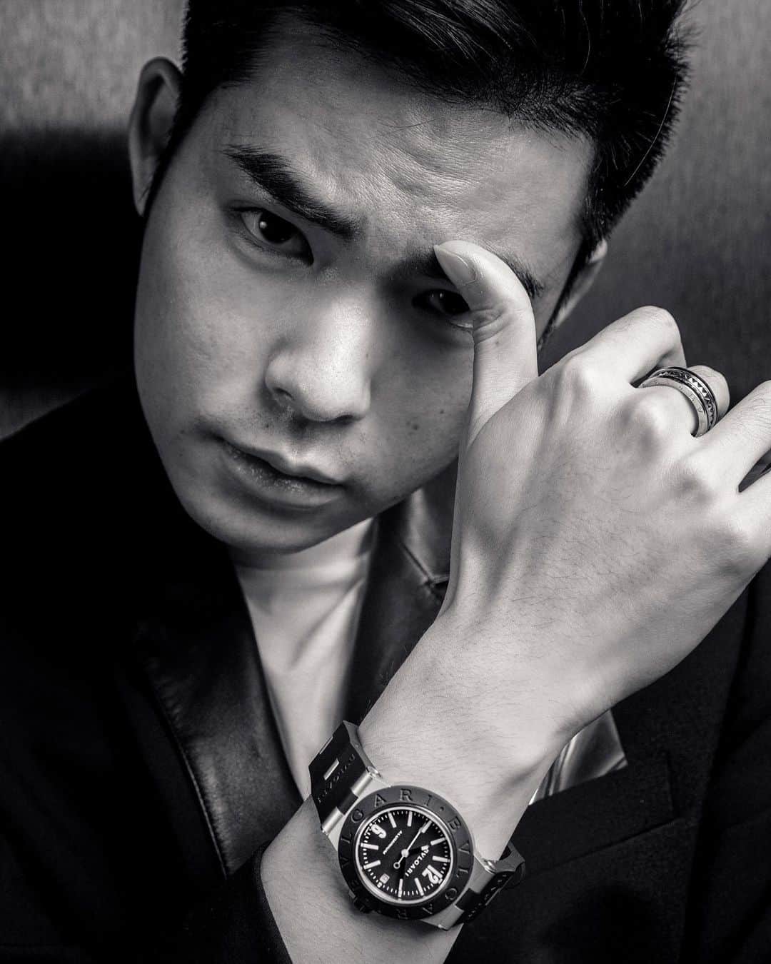 Christoffer Chengのインスタグラム：「The other day I came across a very chatty taxi driver, he started to tell me his whole life story the moment I jumped in. And within that short 30 min ride, I knew about all his major life events, including how his father passed away at a young age, gone through cancer, had two kids etc. All of a sudden it dawned on me that life is short and sooner or later we all end up in our last years, trying to remind the young on how important time is. He’s like an angel who came to remind me that we are not getting any younger, and during our busy days we tend to forget about the importance of time, so treasure every moment you have and enjoy life before it’s too late!!   @BULGARI #BVLGARI #BVLGARIHK #BVLGARIWATCHES #BVLGARIALUMINIUM  https://www.bulgari.com/en-hk/collection/bvlgari-aluminium-watch.html」
