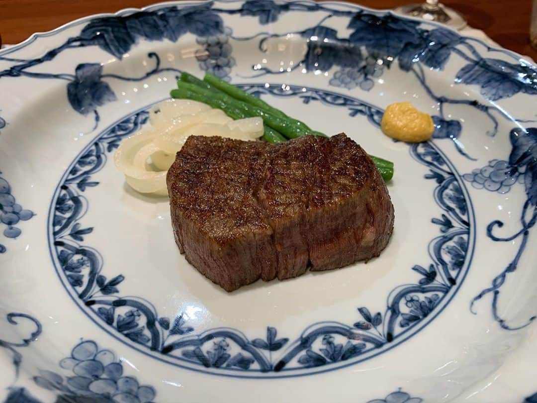 ぴょん♡さんのインスタグラム写真 - (ぴょん♡Instagram)「ぷりっぷりの鮑キャビアは夢に出てきそうなくらい贅沢で美味しくて、お肉も超柔らかかったです🤤❤️ なんでも要望に応えて食べたいものを作ってくれるところがわくわくしました🥺💕 10枚までなので載せきれなかった料理もあるけど、間違いなく今までで一番贅沢なステーキ屋さんでした✨ ずっと行ってみたかった有名なかわむらさんに行けて一つ夢が叶いました🤤 　 　        　 　 　 　 #かわむら #ステーキ #鮑 #キャビア #foodstagram #foodie #followforfollowback #foodporn #foodstagram #instagood #like #肉 #肉スタグラム」11月5日 15時28分 - tantanpu1225