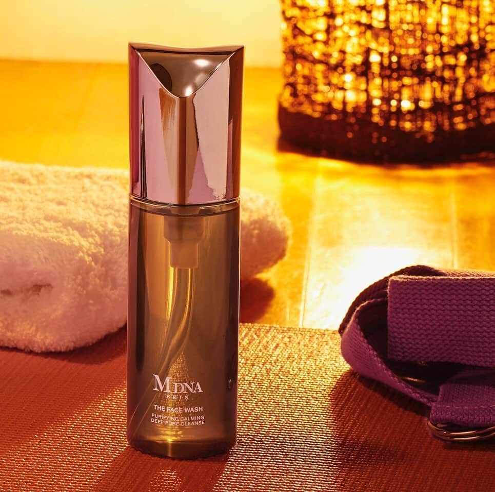 MDNA SKINのインスタグラム：「浄化しながら、素肌が本来持つ美しさを引き出す  #ザフェイスウォッシュ  素早く肌にのび広がる、なめらかで厚みのあるテクスチャー。   汚れや皮脂、不要な角質をくまなく浮かします。  ホットヨガなど、運動して汗をかいた後におすすめです。  #MDNASKIN #Madonna #skincare #skincareluxury #beautycare #facecare #エムディーエヌエースキン #スキンケア #マドンナ #フェ イスケア #美肌ケア #ライフスタイル #美容習慣 #美容部 #洗顔 # パルカ  #ハリ肌 #オイル洗顔 #乾燥ケア #しっとり洗顔 #ホットヨガ」