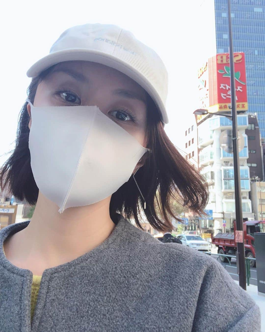 山口もえさんのインスタグラム写真 - (山口もえInstagram)「New Balanceのキャップ🧢✨ ヒルナンデス📺のロケで 野沢和香ちゃんに選んでもらった逸品🎁 大活躍だよ♡  左側だけ・・・ いつも左側の毛先がね 外ハネになるの🤣🤣🤣 左側の髪の毛を 暴れん坊ヘアーと呼んでます❤️ ・・・なわけあるかーい！！  #ニューバランス#newbalance  #キャップ#寝癖 #ブローしなくても大丈夫 #だって#🧢 かぶっちゃうもん♡」11月5日 15時39分 - moe_yamaguchi0611