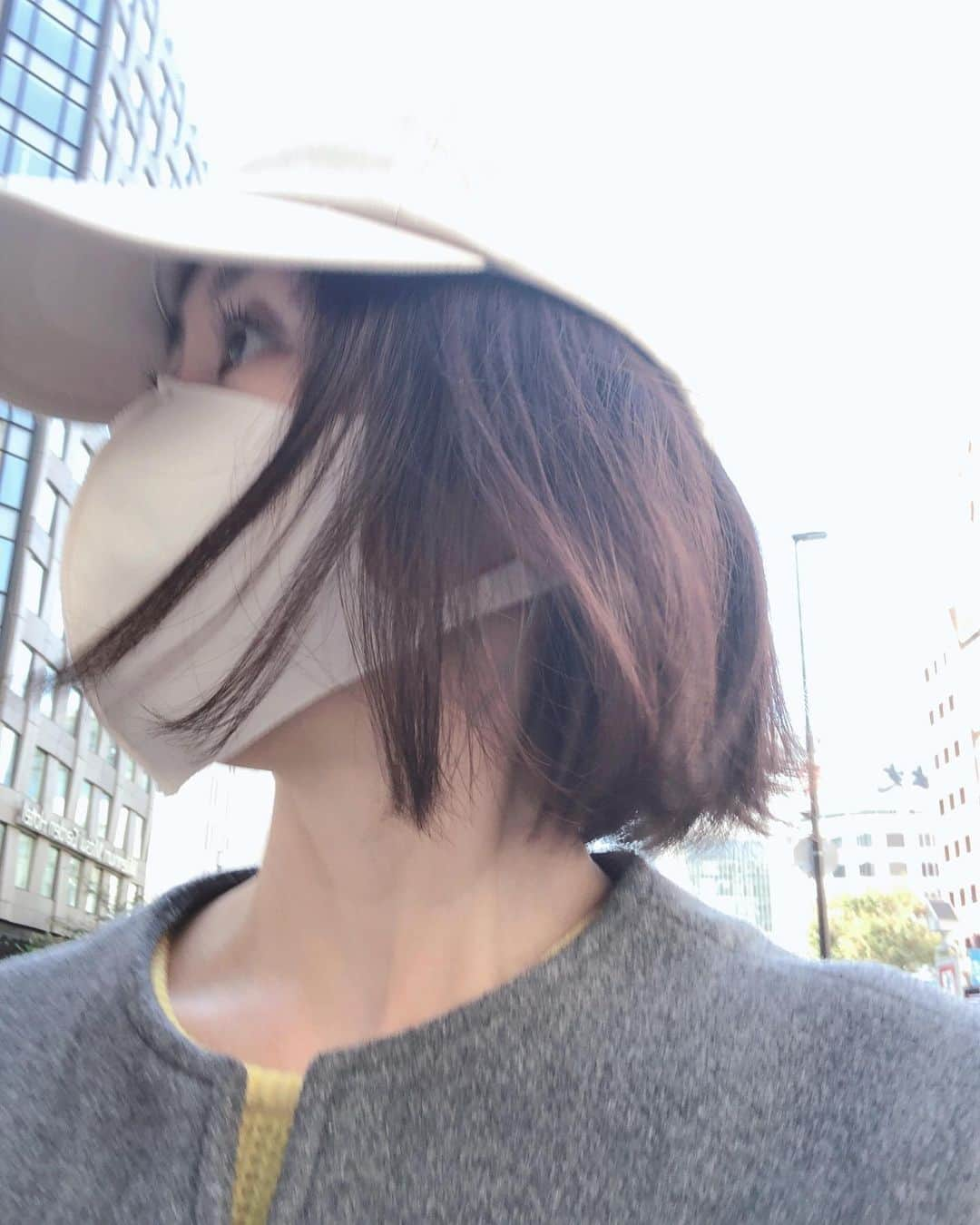 山口もえさんのインスタグラム写真 - (山口もえInstagram)「New Balanceのキャップ🧢✨ ヒルナンデス📺のロケで 野沢和香ちゃんに選んでもらった逸品🎁 大活躍だよ♡  左側だけ・・・ いつも左側の毛先がね 外ハネになるの🤣🤣🤣 左側の髪の毛を 暴れん坊ヘアーと呼んでます❤️ ・・・なわけあるかーい！！  #ニューバランス#newbalance  #キャップ#寝癖 #ブローしなくても大丈夫 #だって#🧢 かぶっちゃうもん♡」11月5日 15時39分 - moe_yamaguchi0611