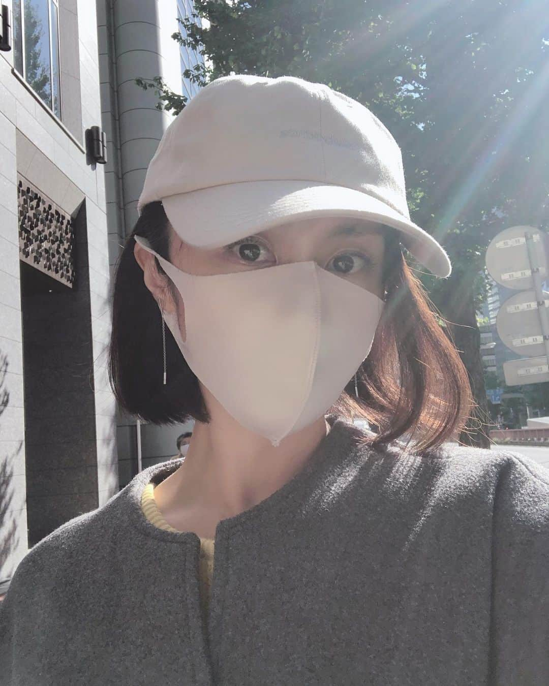 山口もえさんのインスタグラム写真 - (山口もえInstagram)「New Balanceのキャップ🧢✨ ヒルナンデス📺のロケで 野沢和香ちゃんに選んでもらった逸品🎁 大活躍だよ♡  左側だけ・・・ いつも左側の毛先がね 外ハネになるの🤣🤣🤣 左側の髪の毛を 暴れん坊ヘアーと呼んでます❤️ ・・・なわけあるかーい！！  #ニューバランス#newbalance  #キャップ#寝癖 #ブローしなくても大丈夫 #だって#🧢 かぶっちゃうもん♡」11月5日 15時39分 - moe_yamaguchi0611