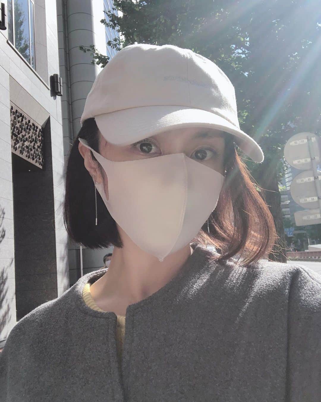 山口もえのインスタグラム：「New Balanceのキャップ🧢✨ ヒルナンデス📺のロケで 野沢和香ちゃんに選んでもらった逸品🎁 大活躍だよ♡  左側だけ・・・ いつも左側の毛先がね 外ハネになるの🤣🤣🤣 左側の髪の毛を 暴れん坊ヘアーと呼んでます❤️ ・・・なわけあるかーい！！  #ニューバランス#newbalance  #キャップ#寝癖 #ブローしなくても大丈夫 #だって#🧢 かぶっちゃうもん♡」