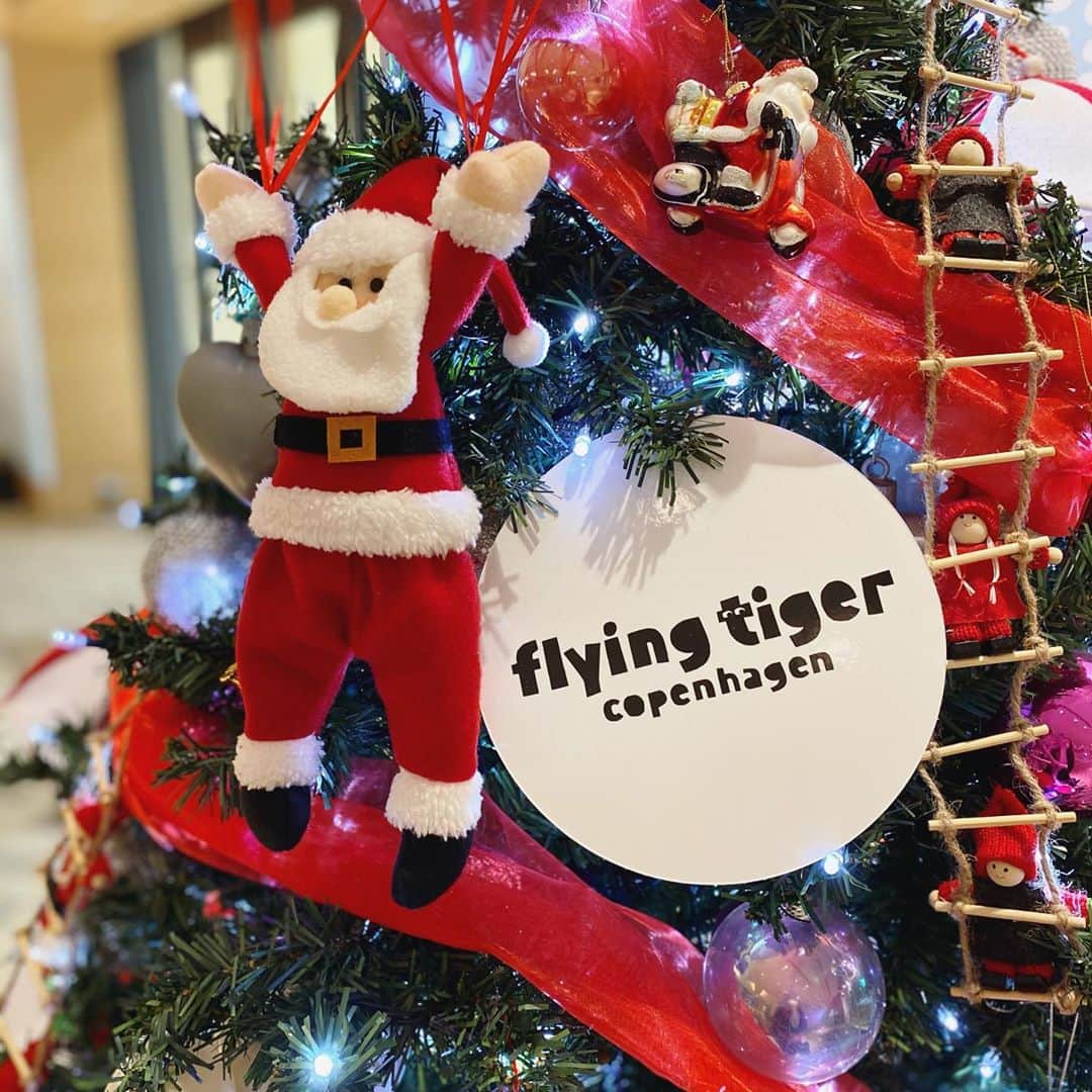みなとみらい東急スクエアさんのインスタグラム写真 - (みなとみらい東急スクエアInstagram)「みなとみらい東急スクエアから、素敵なクリスマスの過ごし方をご提案⭐️彡 まずは、クリスマス気分を盛り上げるツリーをご紹介します😉  ★彡 Flying Tiger Copenhagen コラボレーション クリスマスツリー  今年のクリスマスツリーは、みなとみらい東急スクエア ② 1F『Flying Tiger Copenhagen 』とのコラボレーション！ ユーモア溢れるオーナメントやパーティーグッズは、お店でもご購入いただけます😊 ぜひ、みなさんの「おうちクリスマス」の参考に🎄  みなとみらい東急スクエアのエントランス2か所に設置されたツリーは、それぞれ異なるテーマのツリーです。 どちらも可愛いので、たくさん写真を撮ってくださいね♪  ［期間］ 11/5(木)～12/25(金) ［場所］ みなとみらい東急スクエア ① 2Fクイーンモール側エントランス みなとみらい東急スクエア ② 1Fクイーンモール側エントランス  #横浜 #yokohama #kanagawa #みなとみらい #みなとみらい東急スクエア #mimatomiraitokyusquare #mm #mimatomirai #クイーンズスクエア横浜 #queenssquareyokohama #FlyingTigerCopenhagen #フライングタイガーコペンハーゲン #クリスマス #クリスマスツリー #christmas #xmas #ゆめかわいい #サンタさん」11月5日 15時40分 - minatomirai_tokyusquare