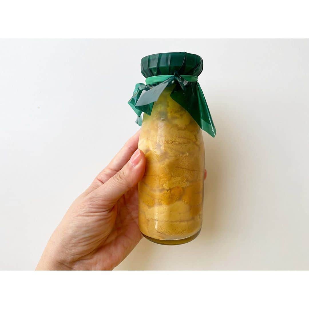 吉竹史さんのインスタグラム写真 - (吉竹史Instagram)「北三陸で海人ちゃんにとってもらったウニが日本で一番美味しいウニ。  ↑これが私の常識ページに一枚加わりました。  いやぁ、ほんとに美味しい🤤  私が今まで食べていたウニの味は、あれはミョウバンの味だったのだな！と理解。 あと、ウニを割る時、カシャン！とガラスのような音で割れるのを初めて知ることが出来ました✨⤴︎  岩手のウニは、この牛乳瓶に瓶詰めされるスタイルが主流で、シーズン中は様々なところでこの瓶を見かけます。  うちの母と同い年のベテラン海人さんが海の中で魚のように泳ぐ姿は、本当に美しかった！✨脚の筋肉が美しい！！ 病気一つしたことないそうですよ☺️  やはり元気に動いて、美味しいものを食べて明るく笑っている事が、健康の秘訣なんだと思いました(^^)♫  #全国百線鉄道の旅 #北三陸　#海人ちゃん　#あまちゃん　#うに　#ウニ　#雲丹　#瓶詰めウニ　#北の海人　#三陸鉄道」11月5日 16時00分 - fumi_yoshitake