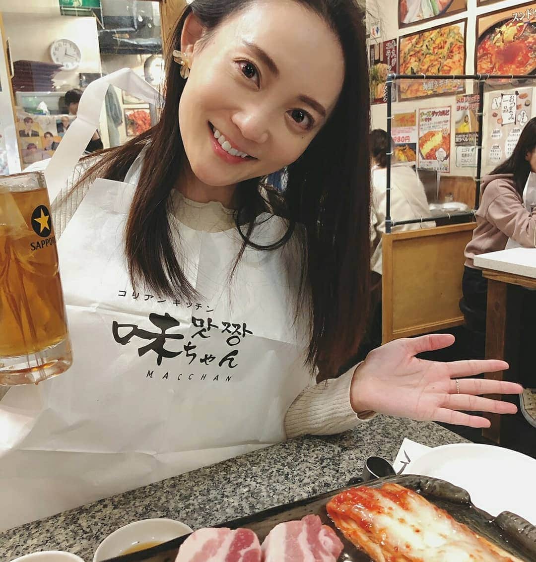のインスタグラム：「最近、韓国料理にハマっています🌶今日は新大久保にある味ちゃんというお店でサムギョプサルランチしました😋タンパク質もしっかりと、お野菜もたくさん摂れていいですね🍀 それから近くのカフェでラテ頼んだら韓流グループのカップでしたよ☕（笑）聞くと、私と同年代のグループらしいですね😁たまたまかもしれませんが、店員さんよく見てるよね😂5枚目、真剣にライブ映像観てます（笑） #新大久保 #サムギョプサル #サムギョプサルランチ #新大久保ランチ #新大久保コリアンタウン #🇰🇷 #韓国料理 #味ちゃん #SUPERJUNIOR #韓流マグカップ😂 #髪ぐちゃぐちゃだったわw」