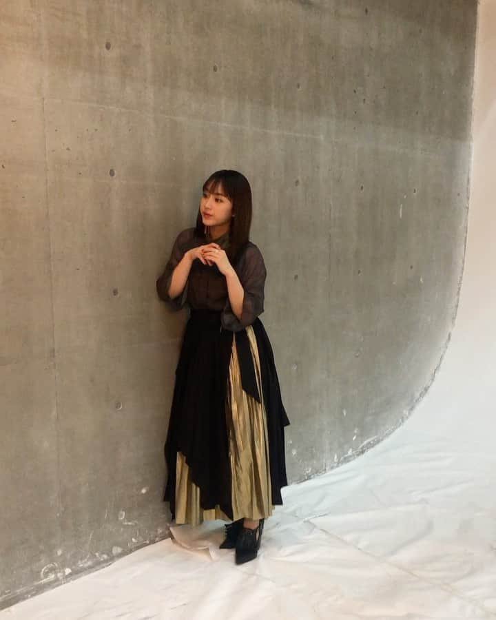 川上舞乃のインスタグラム：「GOOD ROCKS!ほか10万分の1取材の時の祐奈ちゃんです😳  tops @junokamoto_dky  skirt @akikoaoki_official  イヤリング @somnium_22」