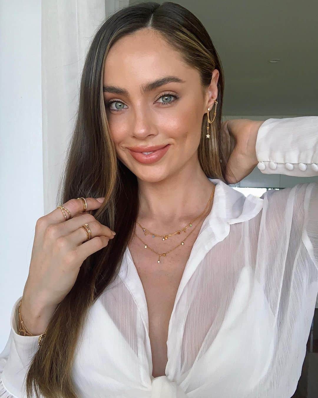 ELOUISE MORRISのインスタグラム：「Loving my new jewels from @thomassaboau and I’ve teamed up with them to give away FIVE $100 gift vouchers!  All you have to do is like this post, follow @thomassaboau + myself and tag a friend! T&C’s apply. Competition closes 19.11.2020. Winner will be contacted by private message❤️✨」