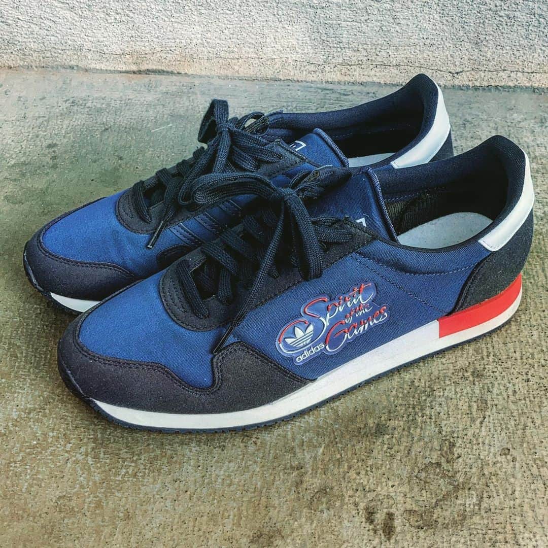斉藤伸也のインスタグラム：「昨日おろしたスニーカーがイケまくっている…  #adidas #adidasoriginals #spiritofthegame #threestripes #1984  10年前にインターネットで見つけてずっと欲しかった1984年LAオリンピックモデルまさかの復刻…ありがとうアディダス、ミッドカットもご検討ください」