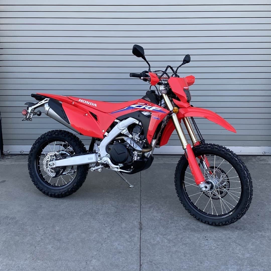 のインスタグラム：「2021 CRF450RL -- It’s such a simple idea—a full-on dirt bike with a license plate—giving you the freedom to ride from trail to trail. #crfcollective #betteronahonda #2021crf450rl」