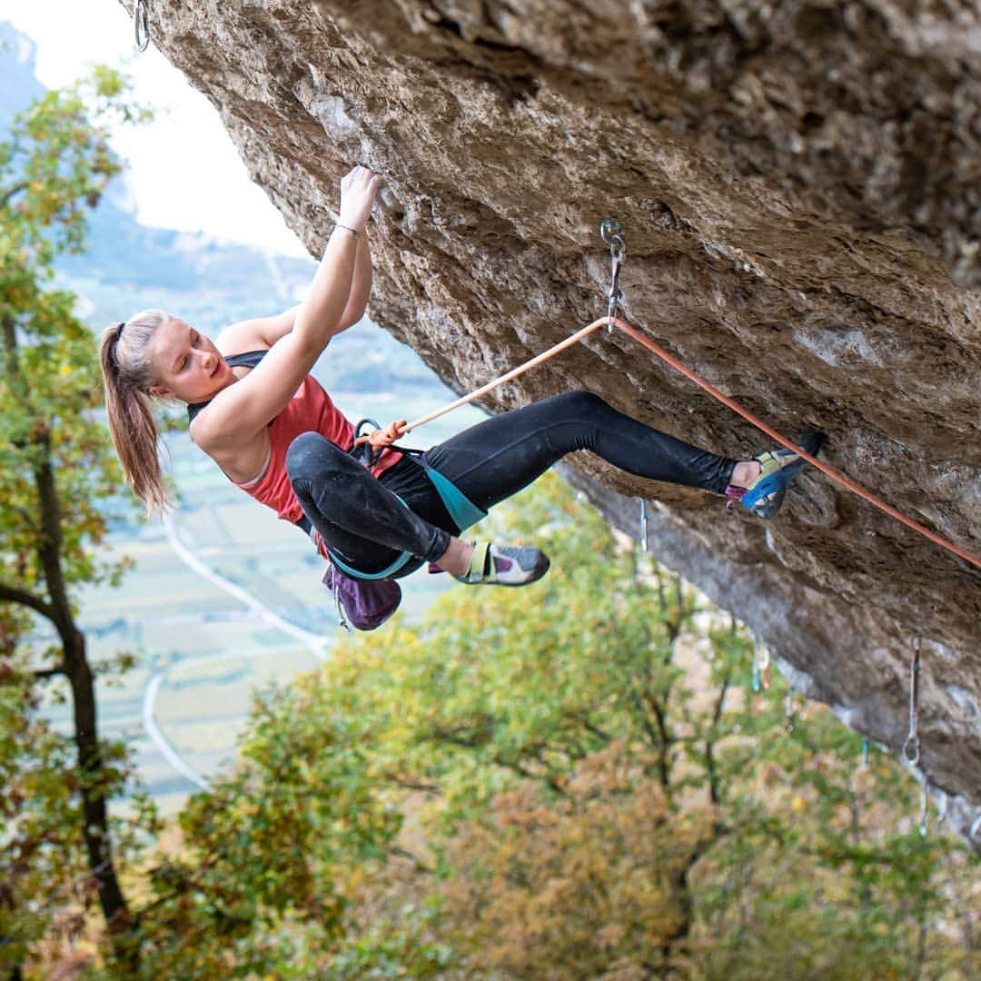 カタリーナ・ザーヴァインさんのインスタグラム写真 - (カタリーナ・ザーヴァインInstagram)「Just before crossing boarders got difficult again, we made it back home from the @austriaclimbing youth training camp in Arco.  Eventhough we had to stick to several regulations, climbing on italian rock felt great and I wish we could still be there.  Photos by @tobias_lanzanasto」11月6日 1時42分 - katha_saurwein