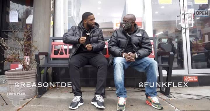 ファンクマスター・フレックスのインスタグラム：「#FunkFlexBlockwork !!!! @youtube / FunkFlex!!!! Lyor/Kelly we shining!!! @reasontde got them bars! Producer: @tatwza 🎥 @juganot for @inflexwetrust films! Sound: @djhrnyc / @jblaudio Location: @fade2famous WHO SHOULD I HAVE IN BLOCKWORK NEXT?」
