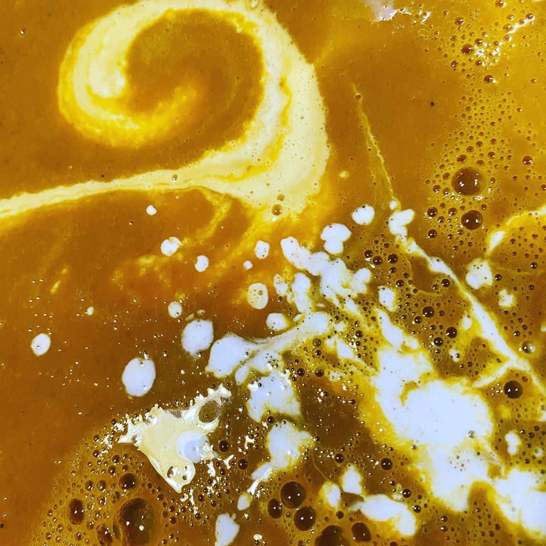 ケリスのインスタグラム：「This weekend is going to be cold . And in this current climate , comfort is what we need . Spiced pumpkin soup from our farm with coconut cream. I put this delicious savory and sweet soup in this weeks gold mine box !!! Bountyandfull.com to order now !」