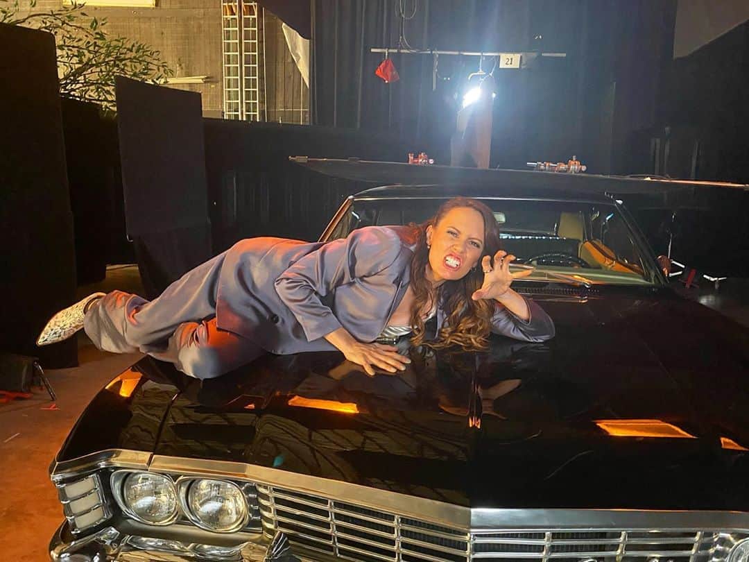 エミリー・スワローのインスタグラム：「Looks like we’re in for another wild ride tonight on @cw_supernatural!  Hope the boys handle it with more grace than me trying to force #Baby into a #photoshoot.  📸: @robenedict * * * #supernatural #supernaturalseason15 #spn #spnfamily #chuck #amara #amuck #chuckmara #impala」