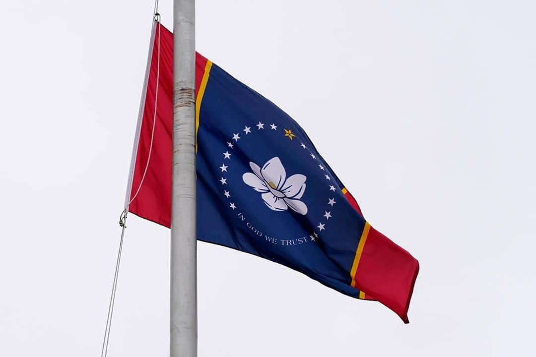 NBC Newsさんのインスタグラム写真 - (NBC NewsInstagram)「A new Mississippi flag without Confederate images is now flying in parts of the state, days after a majority voters approved the design that has a magnolia encircled by stars and the phrase “In God We Trust.” More at the link in our bio.⁠ ⁠ 📷 Rogelio V. Solis / @apnews」11月6日 1時59分 - nbcnews