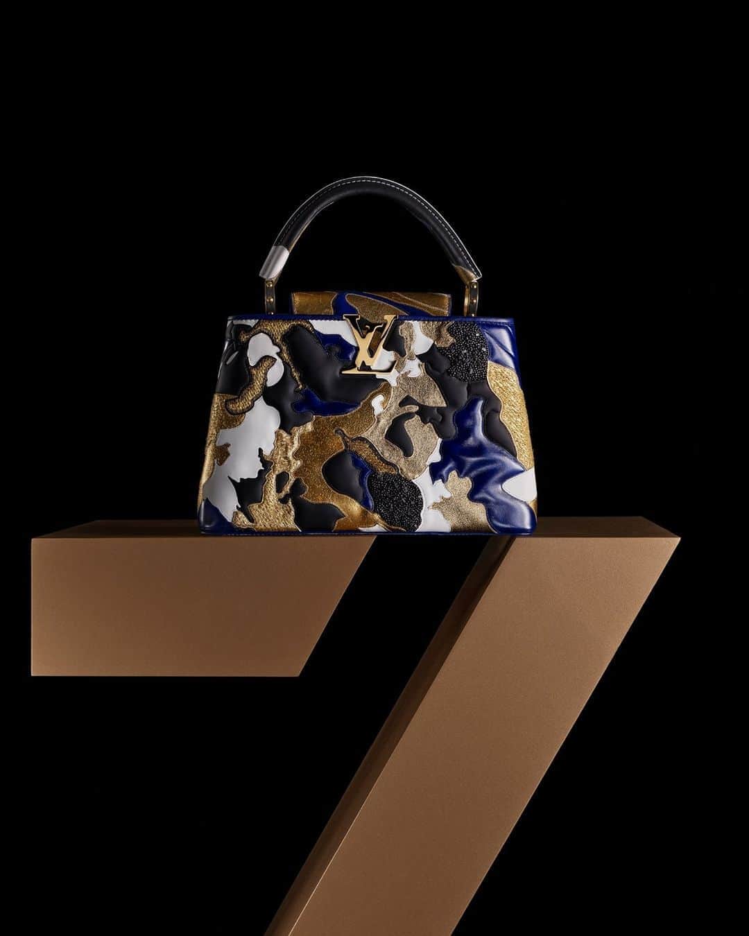 ルイ・ヴィトンさんのインスタグラム写真 - (ルイ・ヴィトンInstagram)「#ZhaoZhao for #LouisVuitton. The Chinese artist’s #ArtyCapucines bag is a leather puzzle rich in color and texture. Explore the collaboration with six renowned contemporary artists via link in bio.」11月6日 2時00分 - louisvuitton