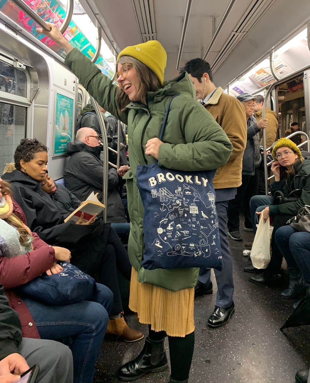 マップトートのインスタグラム：「Throwback to crowded subways...」