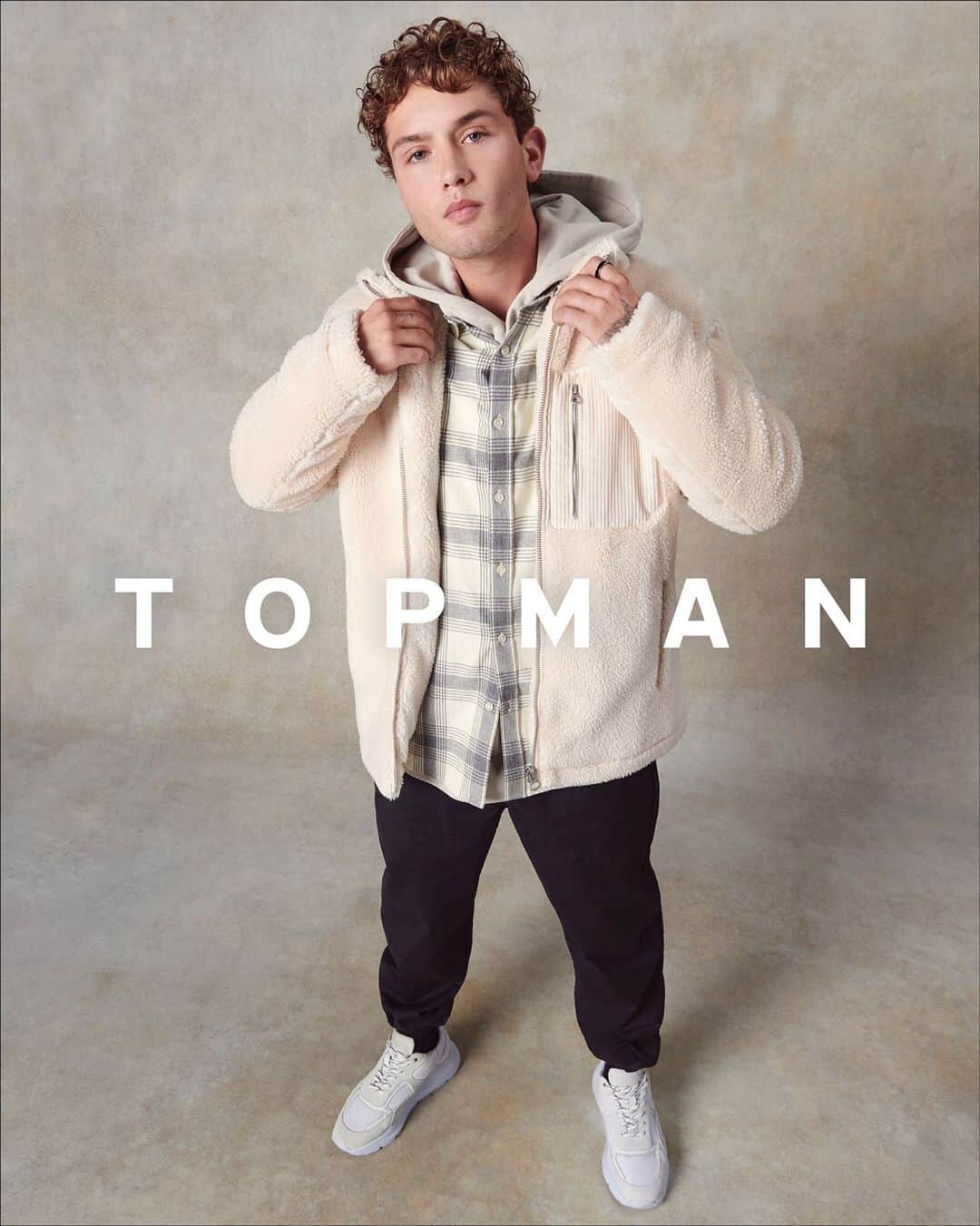 ラファティ・ロウのインスタグラム：「I think we all deserve a bit of festive spirit, so let’s wrap up, be merry and have a gooood old celebration ❄️ @topman #topmanstyle」