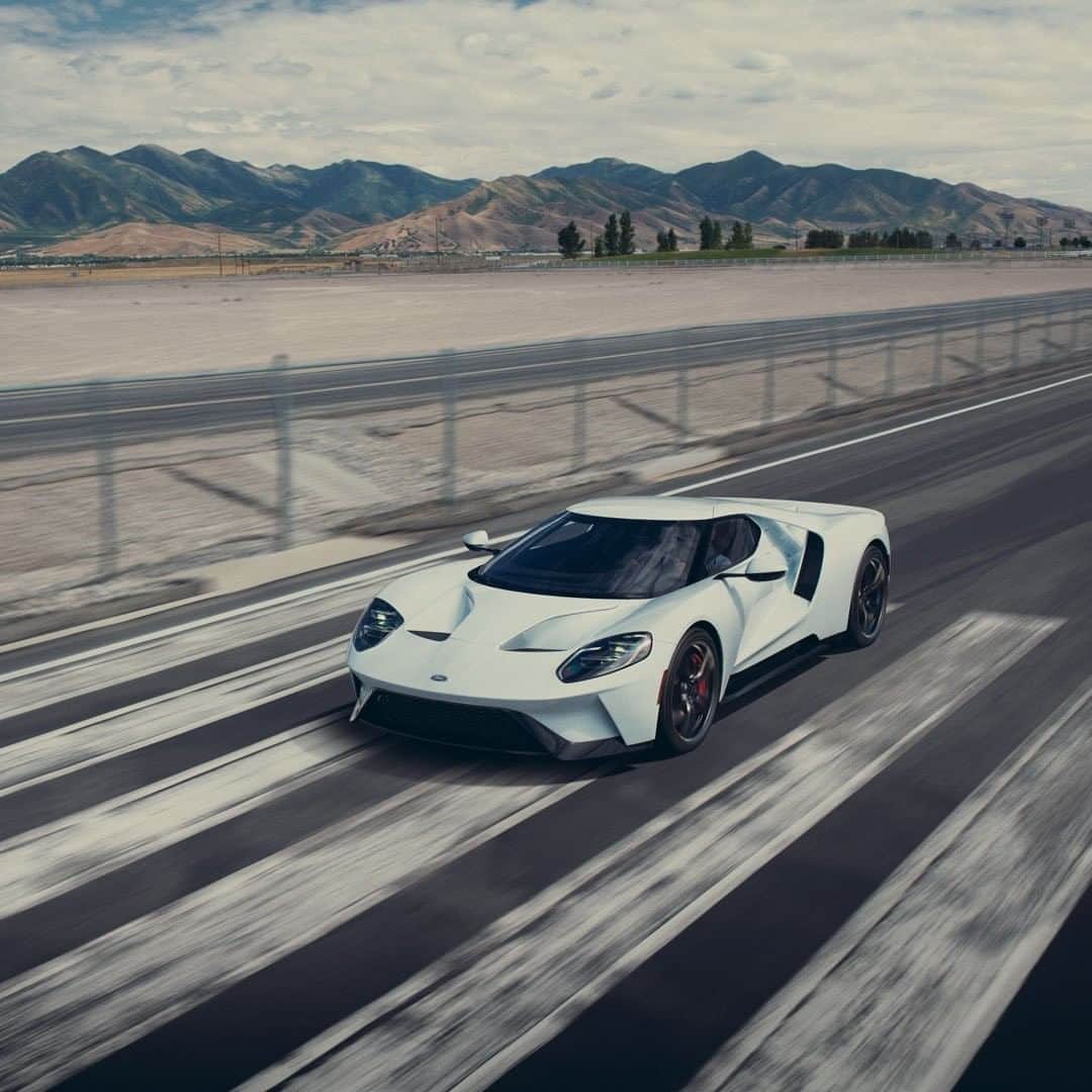 Fordさんのインスタグラム写真 - (FordInstagram)「Go like hell for your presentation. Head to our Story to download the latest Ford GT background for your next online meeting.​ .​ #Ford #FordGT​ .​ Computer-generated image shown. ​」11月6日 2時00分 - ford