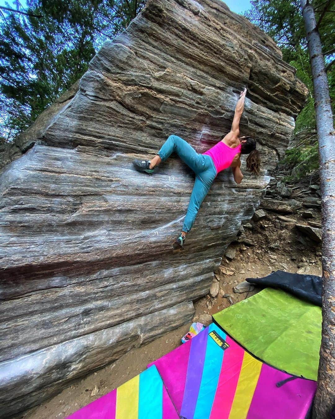 アレックス・パッチシオのインスタグラム：「A nice couple hours outside yesterday with my man @robinoleary !  . Did another climb on this cool looking boulder. The other entrance to Halfway is definitely better! 😝 . “Halfway Krooks Direct” V11/V12 (8A/8A+) in Clear Creek Canyon. . @scarpana @organicclimbing @evn_cbd @frictionlabs  📸 by @robinoleary」