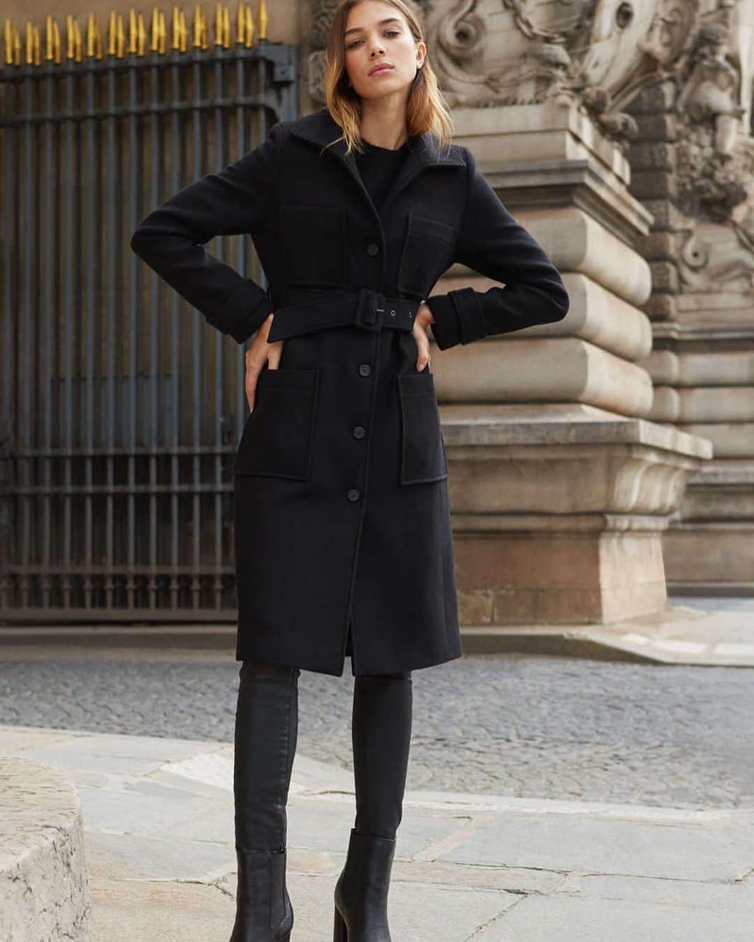 クーカイのインスタグラム：「Le manteau long Catherine, un intemporel élégant pour sa taille ceinturée et sa coupe droite. À accorder avec des talons hauts pour un look encore plus sophistiqué.  #coat #fashion #newco #kookai」