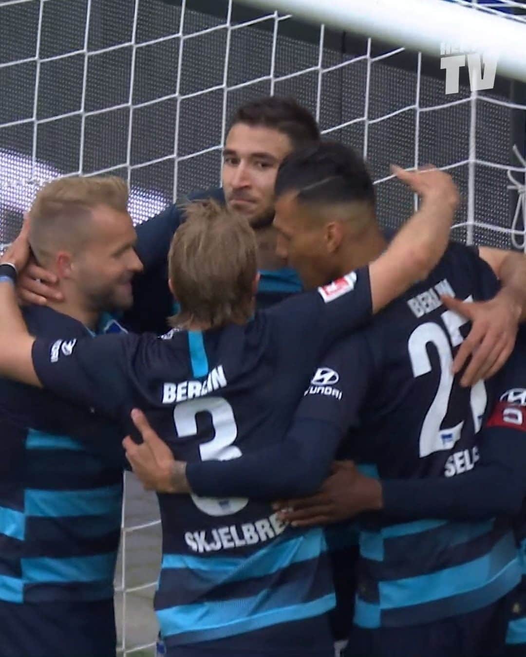 ヘルタ・ベルリンのインスタグラム：「Am #ThrowbackThursday geht's dieses Mal torreich zu! In der Saison 2018/19 konnten wir 4️⃣ Buden in Augsburg erzielen.💥 🤩 Samstag bei #FCABSC gerne wieder, Jungs! Bis dahin hier nochmal alle Tore zum Genießen. 🍿 . . #tbt #rückblick #bundesliga #augsburg #berlin #auswärtsspiel #HaHoHe #herthabsc」