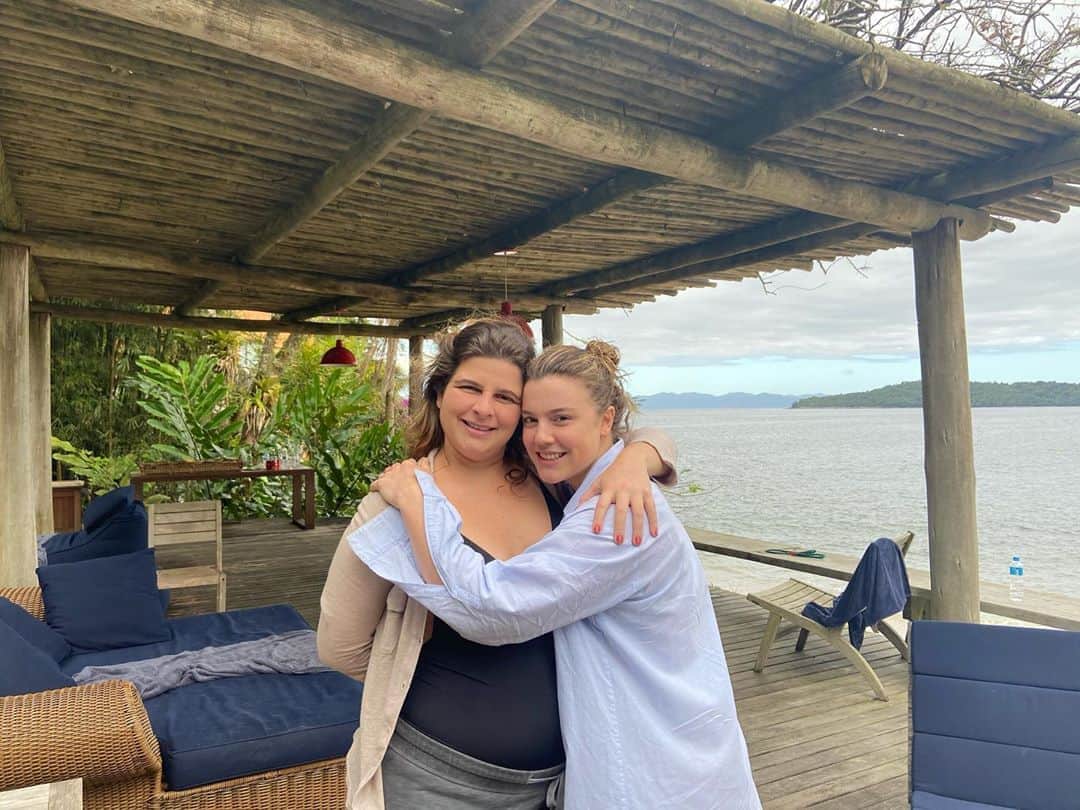Alice Wegmannのインスタグラム：「quem tem um amigo tem tudo 🖤」