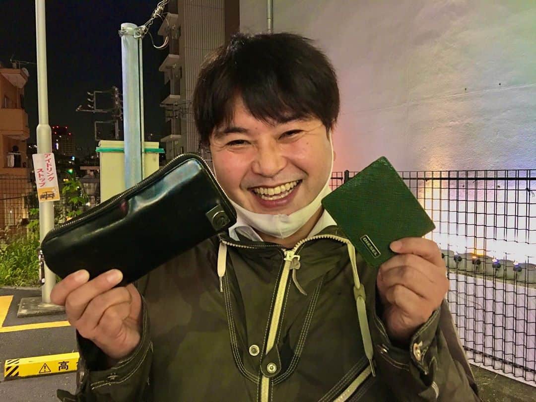 GO!皆川さんのインスタグラム写真 - (GO!皆川Instagram)「今年も無事に我が友DH億への誕生日プレゼントを渡す事が出来ました。🎁  去年あげたDIESELの財布がパンパンで形が変わっていてみっともなかったので、今年はDIESELのカード入れを。👛  これで財布パンパンマンから卒業してくれ。😉  いつもありがとう。これからも仲良くしてね。おめでとう。🥳  #DH億」11月6日 2時04分 - go_minagawa