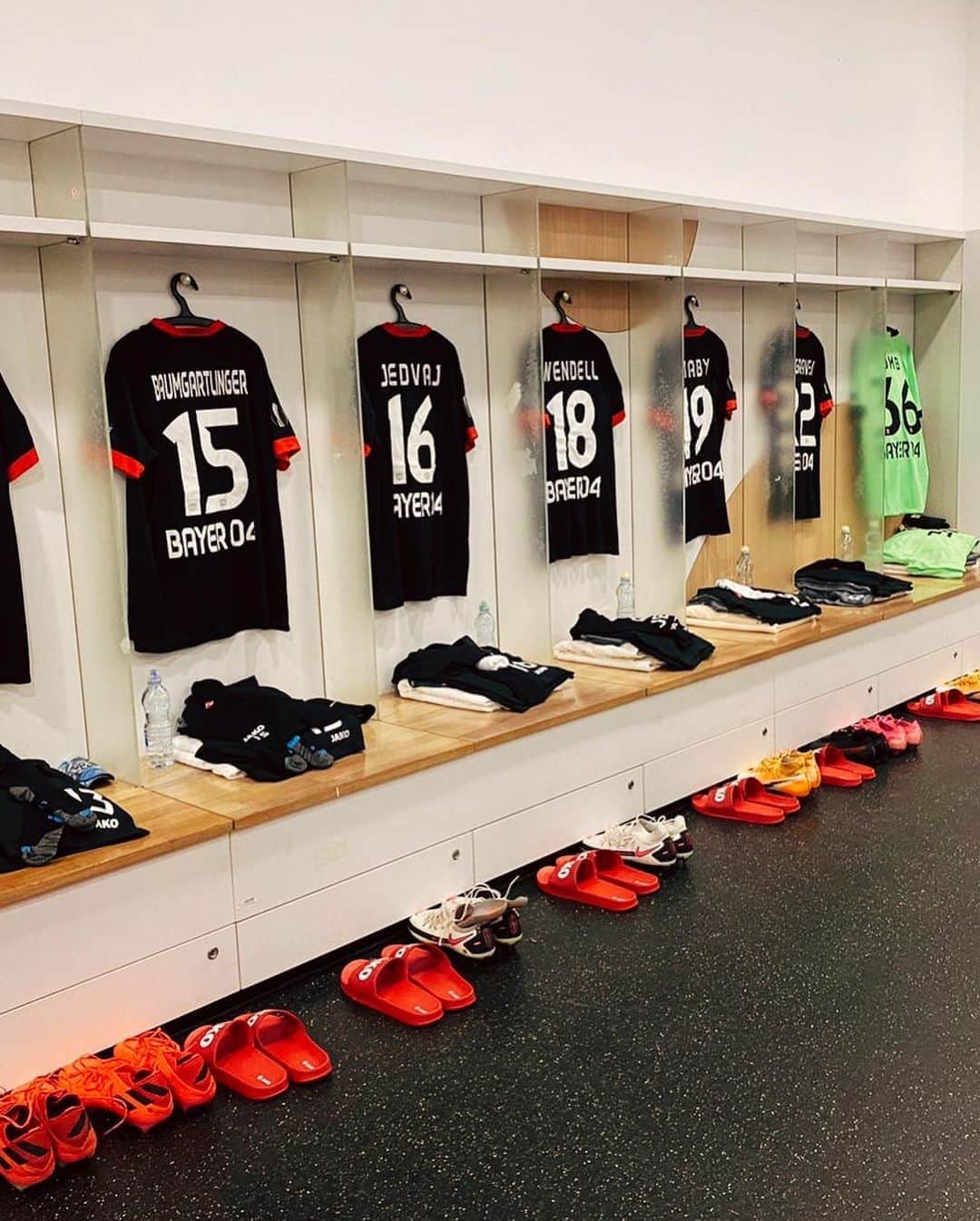 バイエル・レバークーゼンさんのインスタグラム写真 - (バイエル・レバークーゼンInstagram)「Your tipps for today 👇👇 #HBSB04 #UEL」11月6日 2時21分 - bayer04fussball