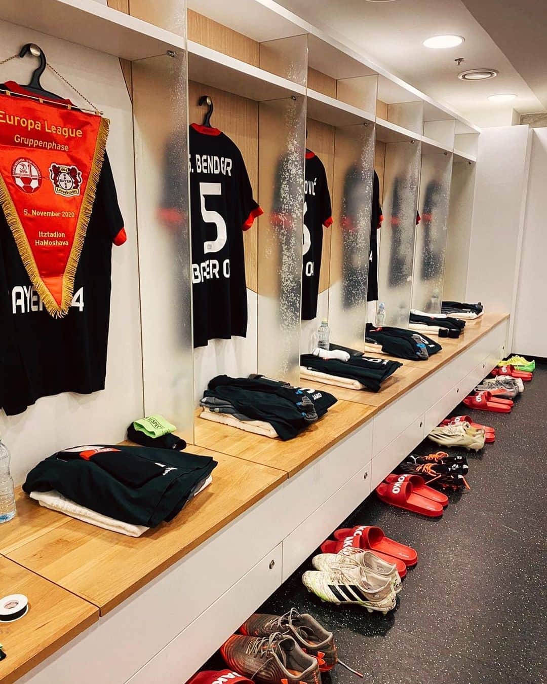 バイエル・レバークーゼンさんのインスタグラム写真 - (バイエル・レバークーゼンInstagram)「Your tipps for today 👇👇 #HBSB04 #UEL」11月6日 2時21分 - bayer04fussball