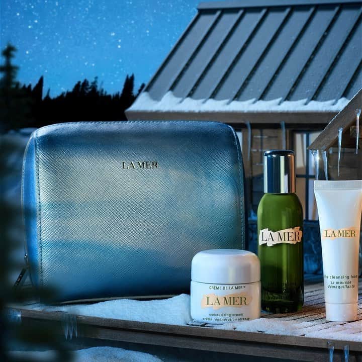 ドゥラメールのインスタグラム：「From snowy mountains to soothing hot springs, our limited-edition gift sets are ready to transport you on the ultimate soothing journey around the world. Reach peak hydration with The Revitalizing Hydration Collection before it’s gone.」