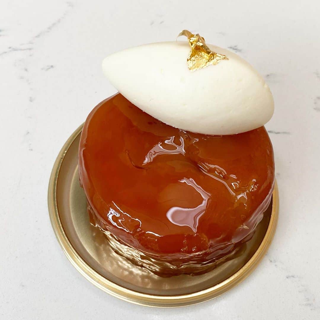 DOMINIQUE ANSEL BAKERYさんのインスタグラム写真 - (DOMINIQUE ANSEL BAKERYInstagram)「A classic: Apple Tart Tatin, with a whole caramelized Gala apple slowly baked until tender and golden, set atop sablé breton and finished with crème fraîche. One of my favorites every autumn. 🍎」11月6日 2時17分 - dominiqueansel