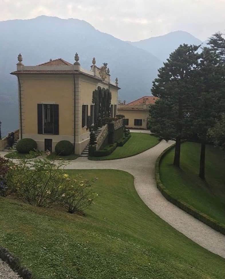 ハイディメリックのインスタグラム：「I would like this to be my house. Please send someone who can build me this house. Quick! 🖤」