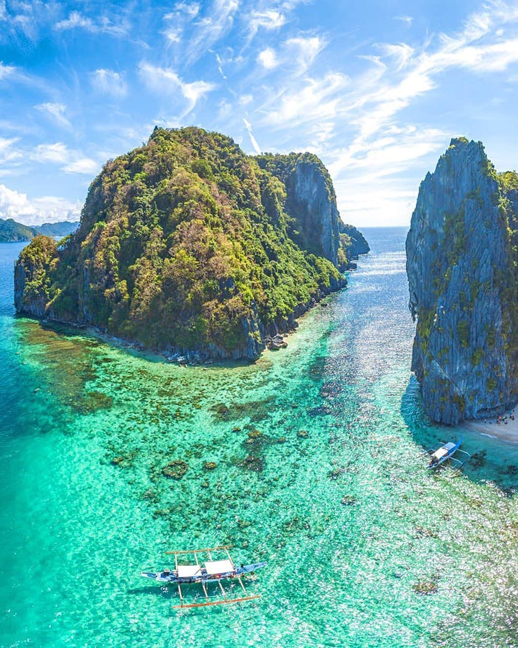 Lonely Planetのインスタグラム：「The 27th World Travel Awards has been announced and the Philippines is taking it home for having the best beaches and dive destinations.   This isn’t the first time this country has been chosen as Asia’s top spots.  With over 7000 islands to choose from, there's an island to suit every taste, including sun-worshippers, adventure-lovers, water sports enthusiasts and divers.   Tap the link in our bio to discover more about why the Philippines is a perfect destination.」
